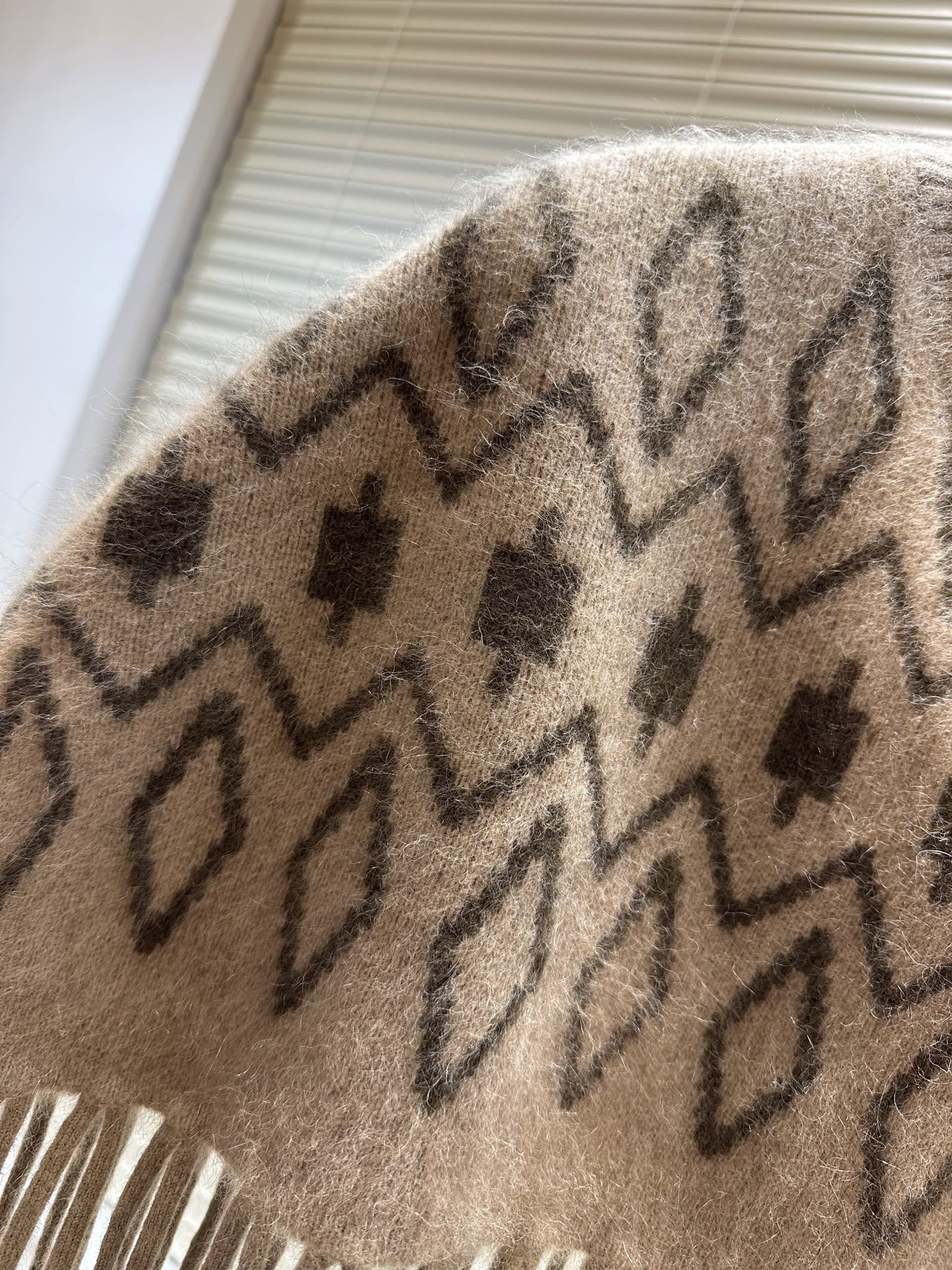 #Loro Pian♡流苏羊毛针织披肩 采用高品质羊毛柔软又保暖 几何图案＋流苏设计 优雅复古 秋冬搭配