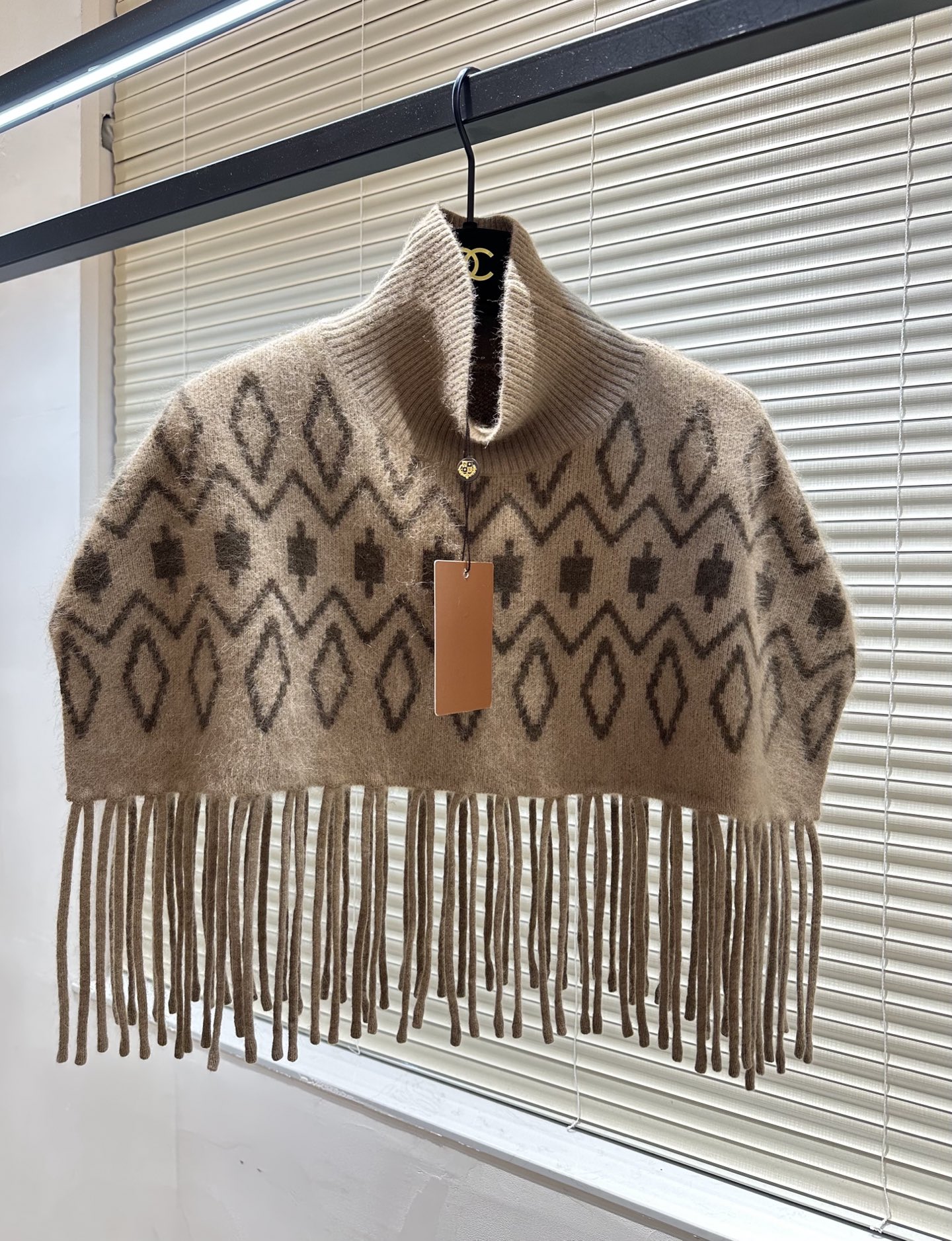 NO:676684,#Loro Pian fringed wool knitted shawl Made of high-quality wool that is soft and warm. Geometric pattern + fringed design. Elegant and retro. Super atmospheric for autumn and winter. High collar design. Warm and modifies the neck line. Light brown tone is versatile. Easily integrates into various styles. Whether daily or formal occasions, it can enhance the sense of style. High-quality customization. Available in stock first size S/M (), women's clothing, loro piana, shawls,19860909#Loro Pian流苏羊毛针织披肩 采用高品质羊毛柔软又保暖 几何图案＋流苏设计 优雅复古 秋冬搭配超有氛围感 高领设计 保暖又修饰颈部线条 浅棕色调百搭 轻松融入各种穿搭风格 无论日常还是正式场合 都能提升造型层次感 高品质定制 现货首发sizeS/M（）,女装,loro piana,shawls,,Women's clothing