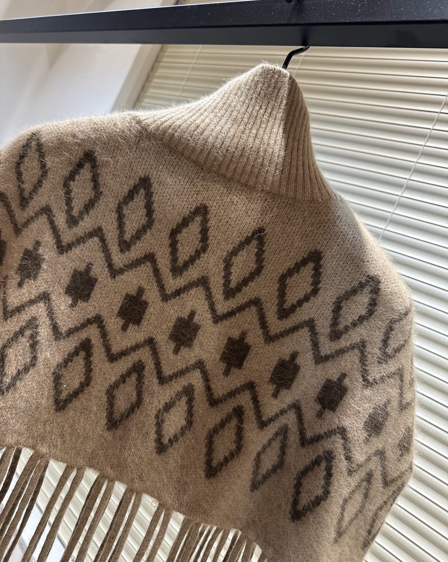 #Loro Pian♡流苏羊毛针织披肩 采用高品质羊毛柔软又保暖 几何图案＋流苏设计 优雅复古 秋冬搭配