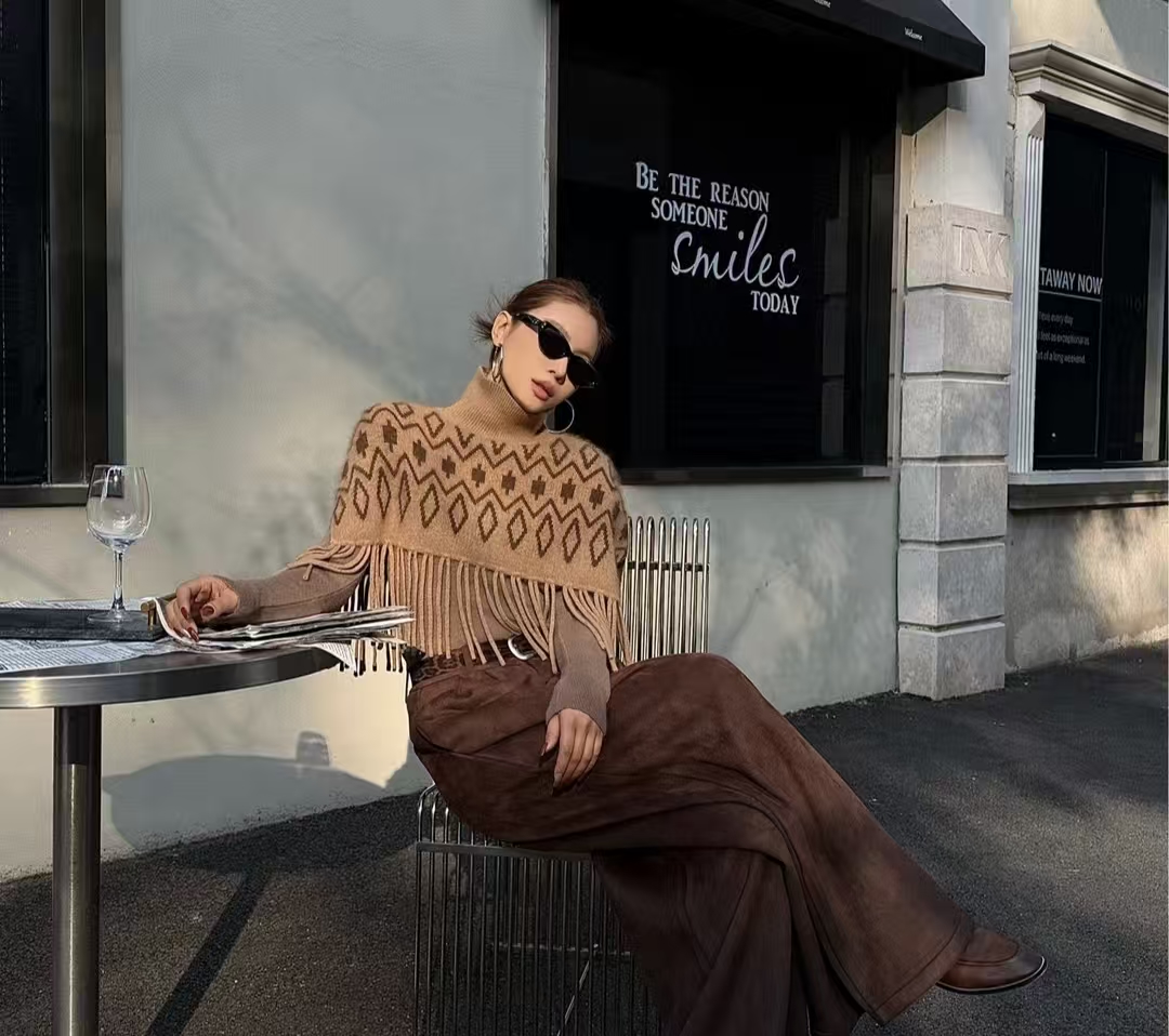 #Loro Pian♡流苏羊毛针织披肩 采用高品质羊毛柔软又保暖 几何图案＋流苏设计 优雅复古 秋冬搭配