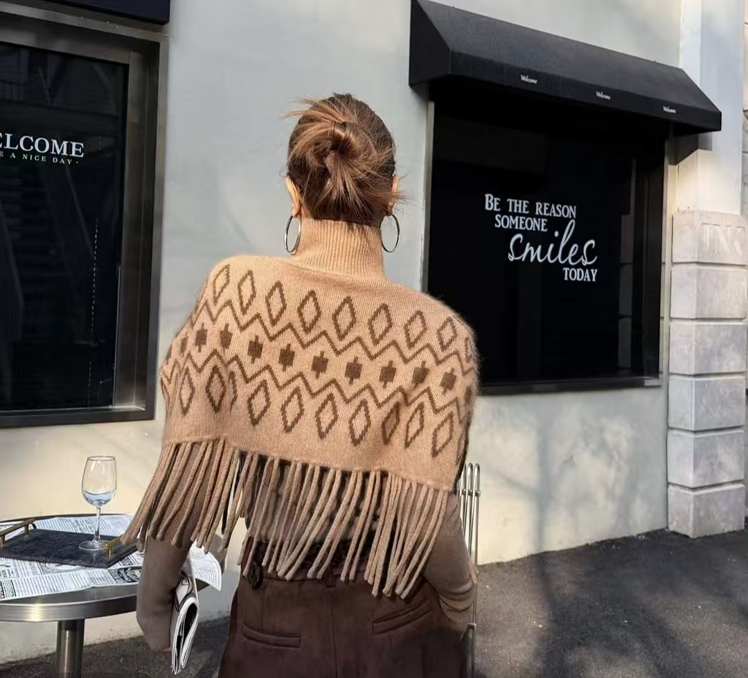 #Loro Pian♡流苏羊毛针织披肩 采用高品质羊毛柔软又保暖 几何图案＋流苏设计 优雅复古 秋冬搭配