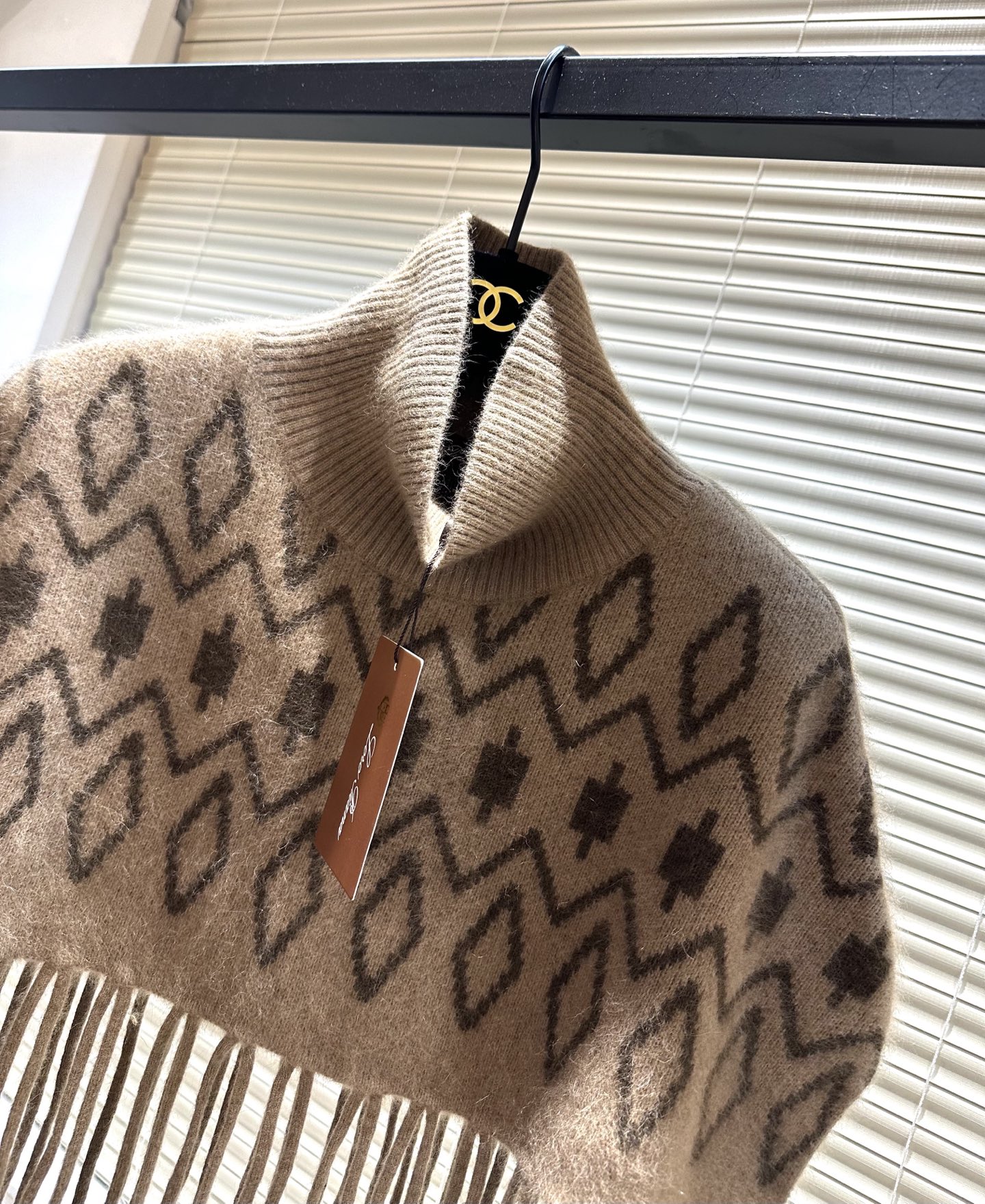 #Loro Pian♡流苏羊毛针织披肩 采用高品质羊毛柔软又保暖 几何图案＋流苏设计 优雅复古 秋冬搭配