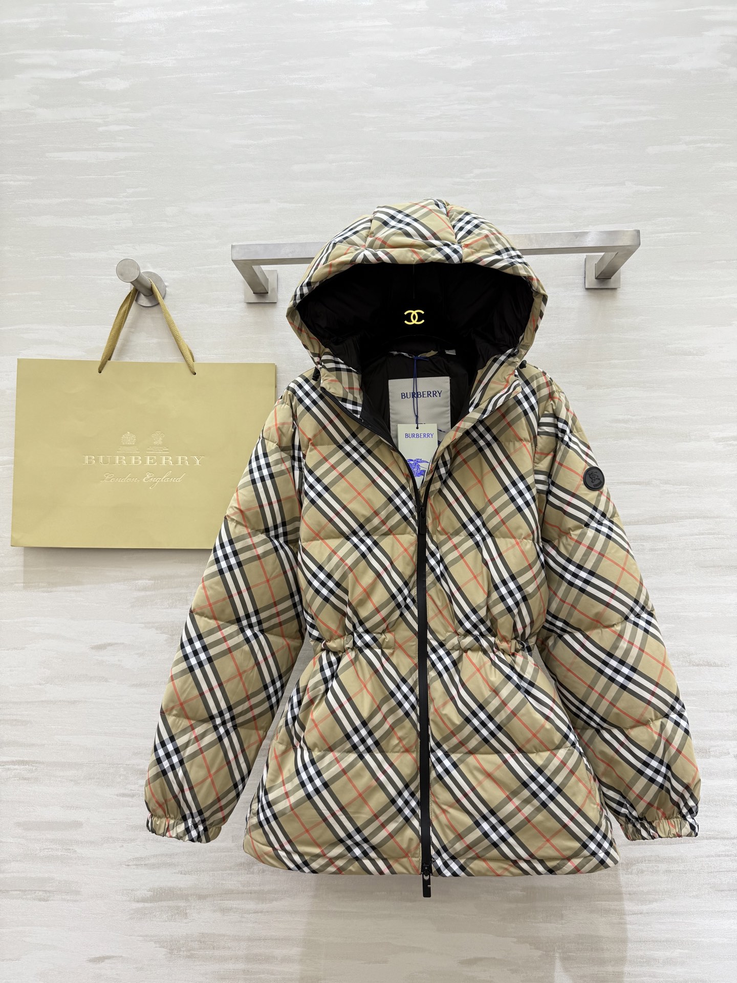 #Burberr♡连帽可抽绳收腰羽绒服 内里90鹅绒填充 高品质定制 现货首发size：S/M/L/XL