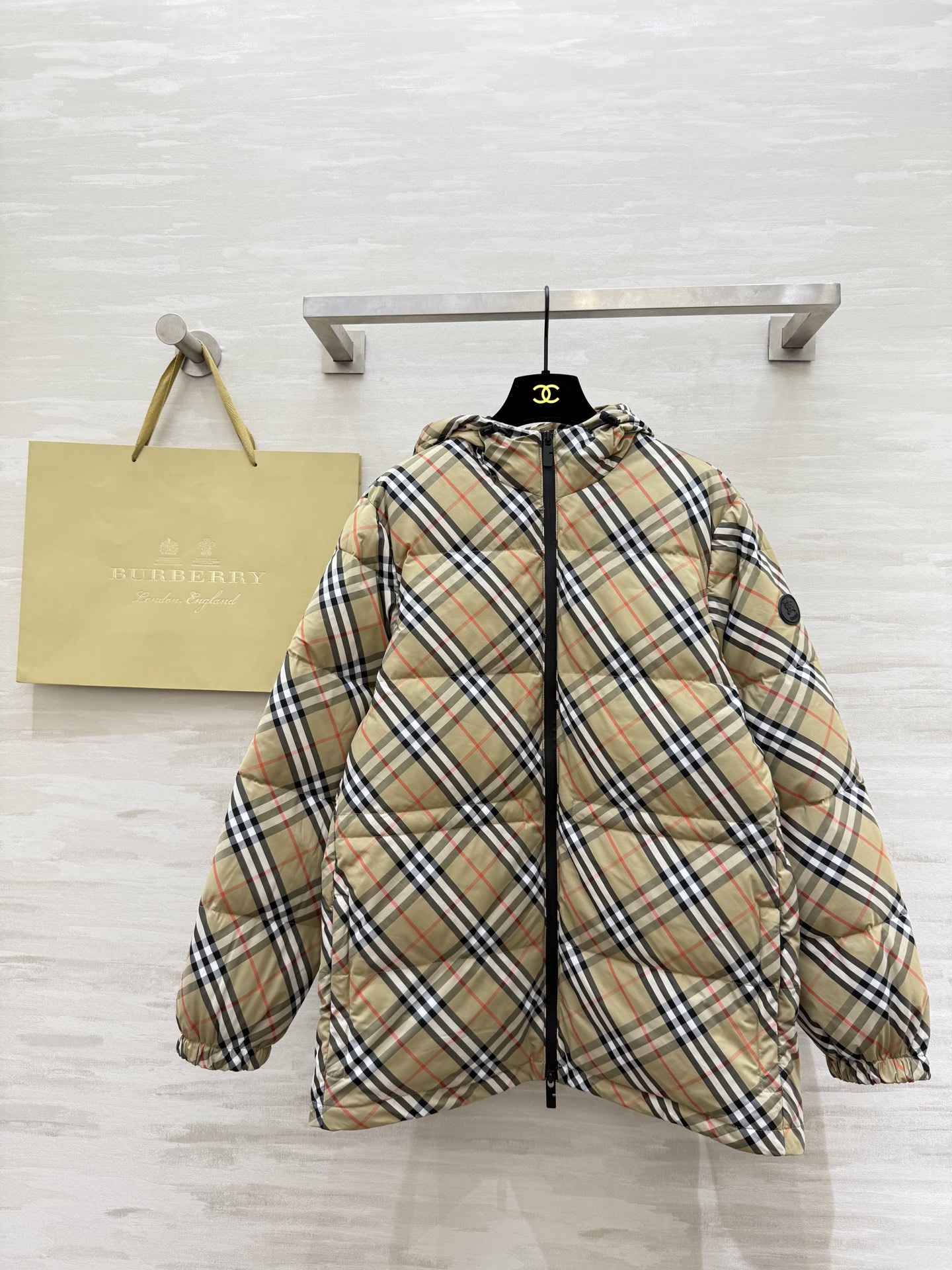 NO:676680,#Burberr hooded drawstring waist down jacket, 90% goose down filling inside, high quality customization, available now, sizeS/M/L/XL (shoulder width 41, bust 106, length 73), Burberry - clothing, burberry, down jacket, hats,19860909#Burberr连帽可抽绳收腰羽绒服 内里90鹅绒填充 高品质定制 现货首发sizeS/M/L/XL（M码肩宽41,胸围106,衣长73）,博柏利-服装,burberry,down jacket,hats,,Women's clothing