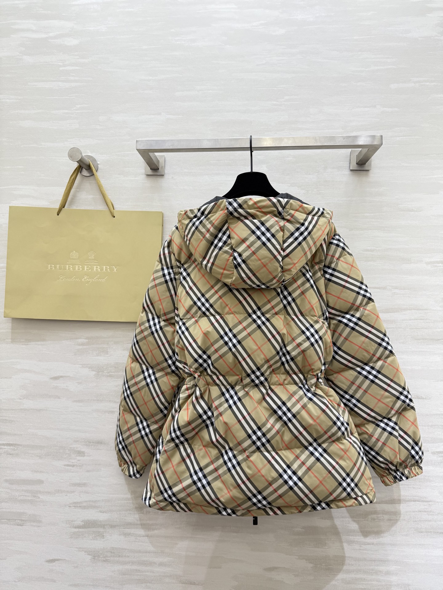 #Burberr♡连帽可抽绳收腰羽绒服 内里90鹅绒填充 高品质定制 现货首发size：S/M/L/XL