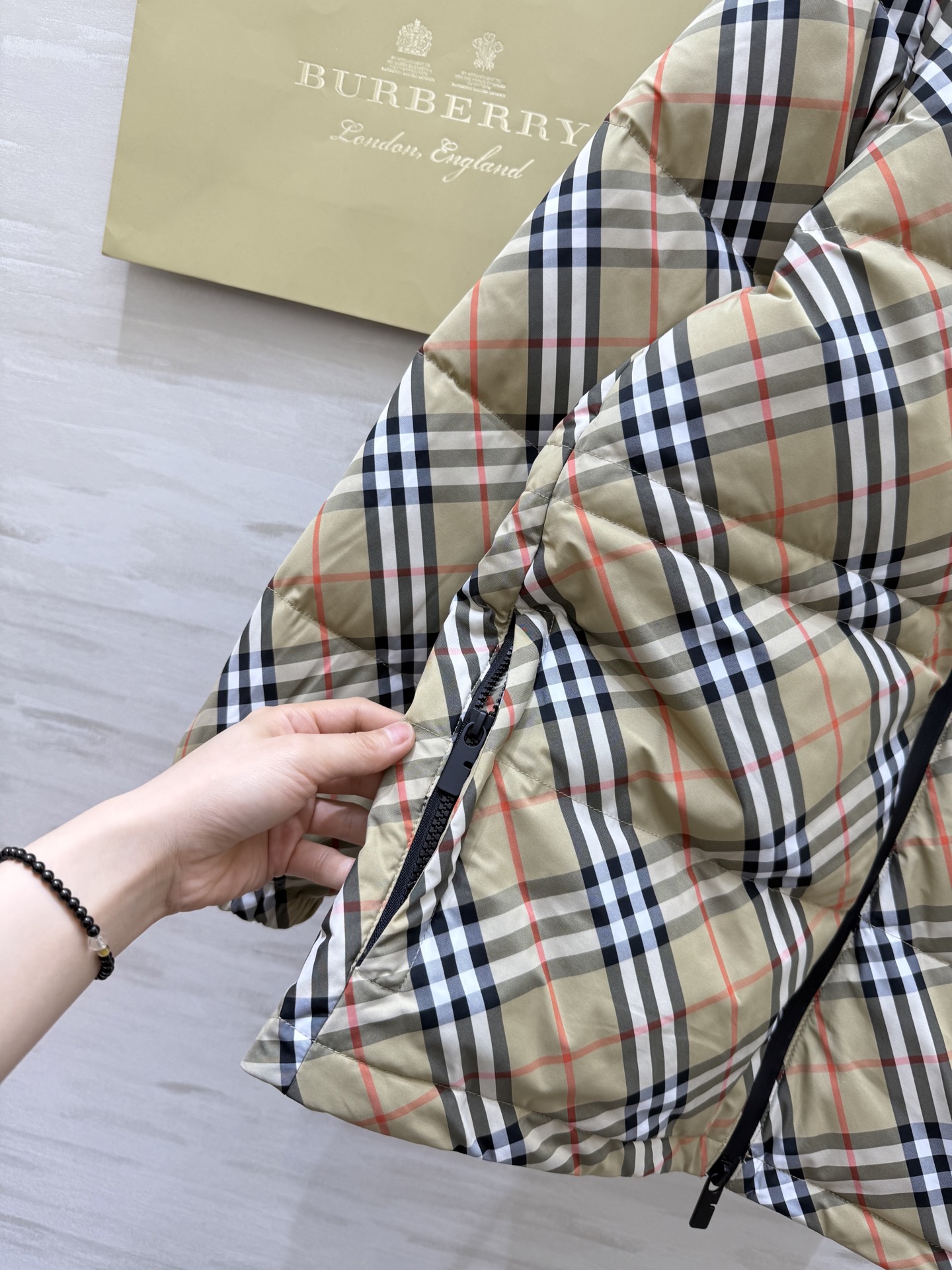 #Burberr♡连帽可抽绳收腰羽绒服 内里90鹅绒填充 高品质定制 现货首发size：S/M/L/XL