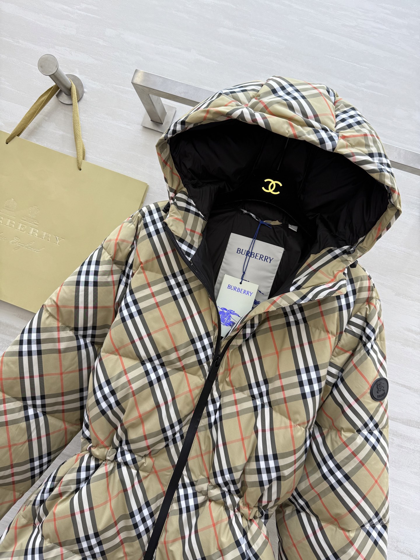 #Burberr♡连帽可抽绳收腰羽绒服 内里90鹅绒填充 高品质定制 现货首发size：S/M/L/XL