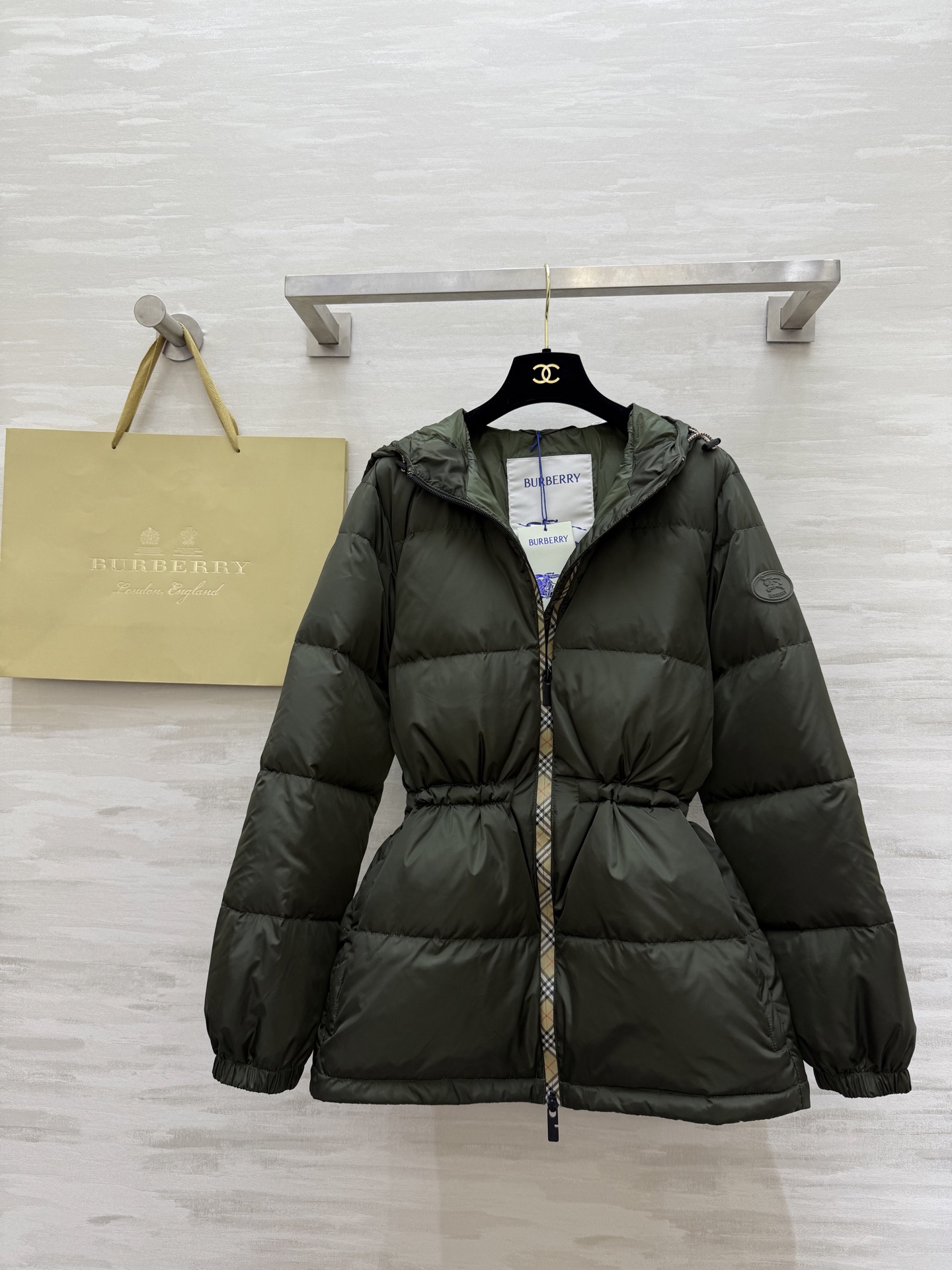 #Burberr♡连帽可抽绳收腰羽绒服 内里90鹅绒填充 高品质定制 现货首发size：S/M/L/XL