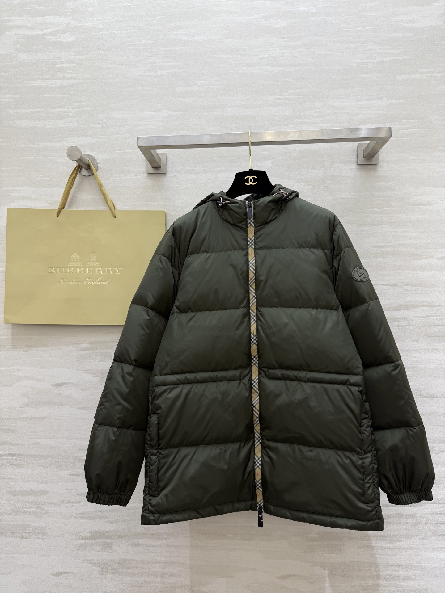 NO:683305,Comes with dust bag #Burberr hooded drawstring waist down jacket, 90% goose down filling inside, high quality customization, available in stock first size S/M/L/XL (M size shoulder width 41, bust 106, length 73) 9,,burberry,down jacket,hats,19860909配防尘袋#Burberr连帽可抽绳收腰羽绒服 内里90鹅绒填充 高品质定制 现货首发sizeS/M/L/XL（M码肩宽41,胸围106,衣长73）9,,burberry,down jacket,hats,,Women's clothing