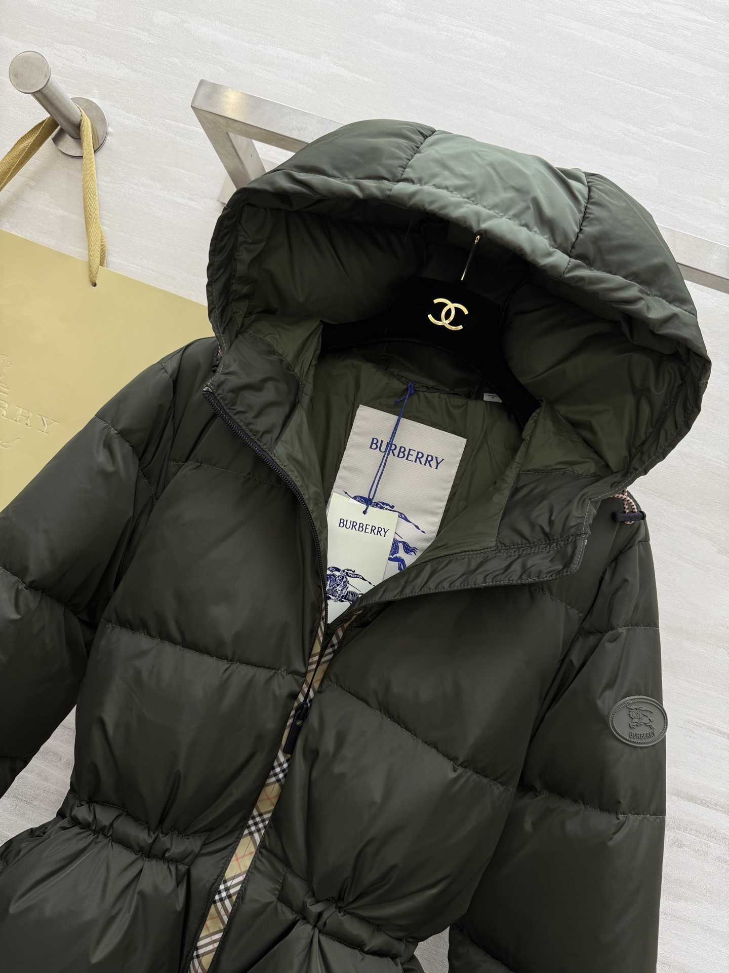 #Burberr♡连帽可抽绳收腰羽绒服 内里90鹅绒填充 高品质定制 现货首发size：S/M/L/XL