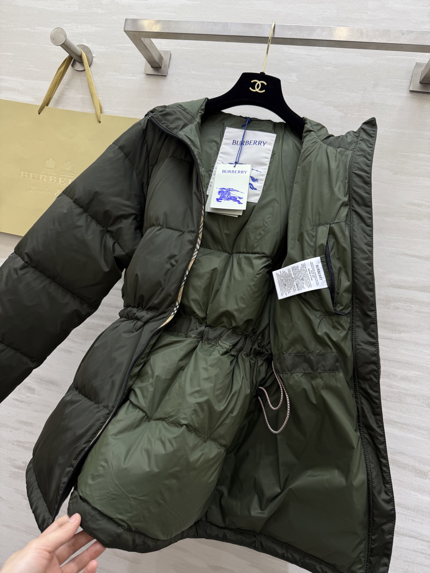 #Burberr♡连帽可抽绳收腰羽绒服 内里90鹅绒填充 高品质定制 现货首发size：S/M/L/XL