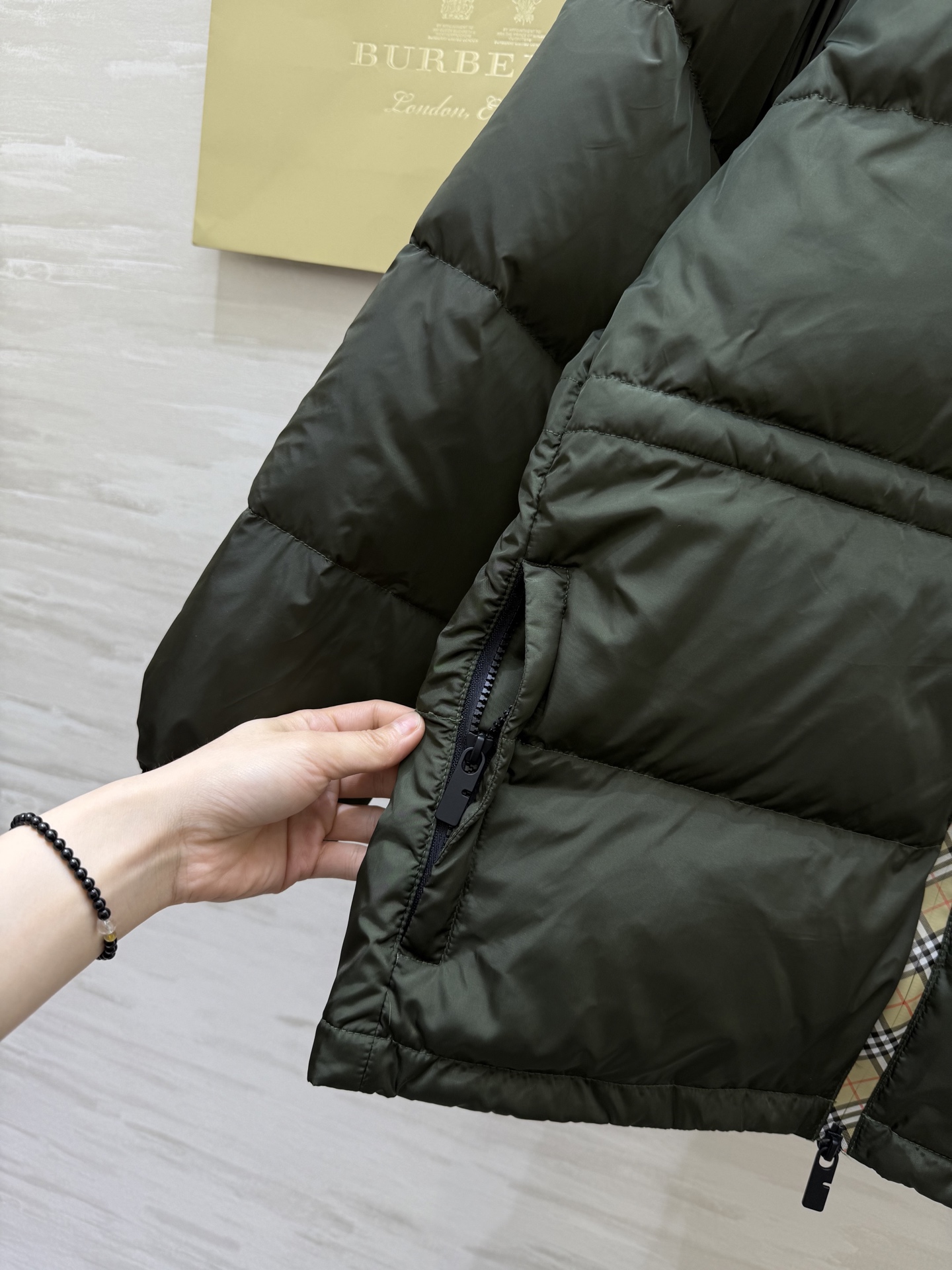 #Burberr♡连帽可抽绳收腰羽绒服 内里90鹅绒填充 高品质定制 现货首发size：S/M/L/XL