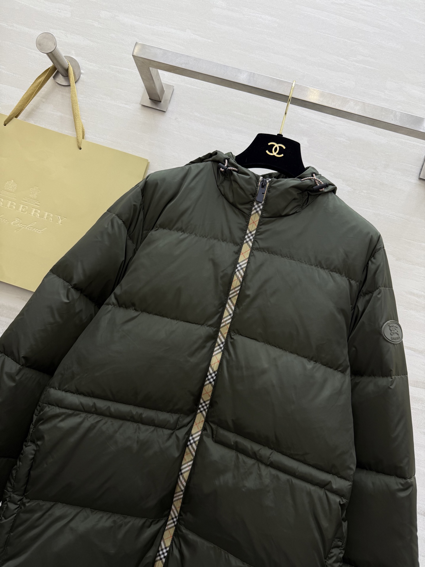 #Burberr♡连帽可抽绳收腰羽绒服 内里90鹅绒填充 高品质定制 现货首发size：S/M/L/XL