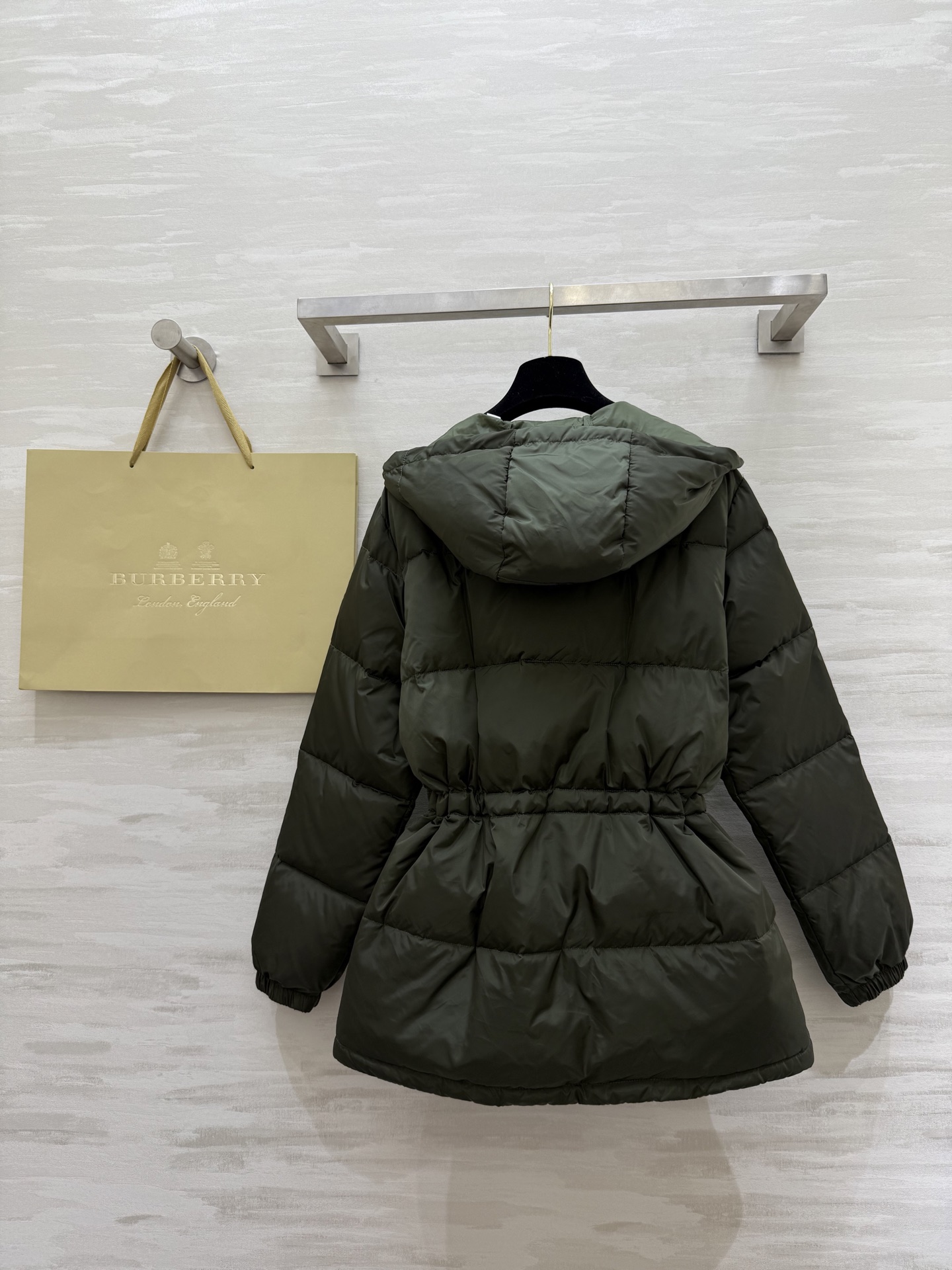 #Burberr♡连帽可抽绳收腰羽绒服 内里90鹅绒填充 高品质定制 现货首发size：S/M/L/XL