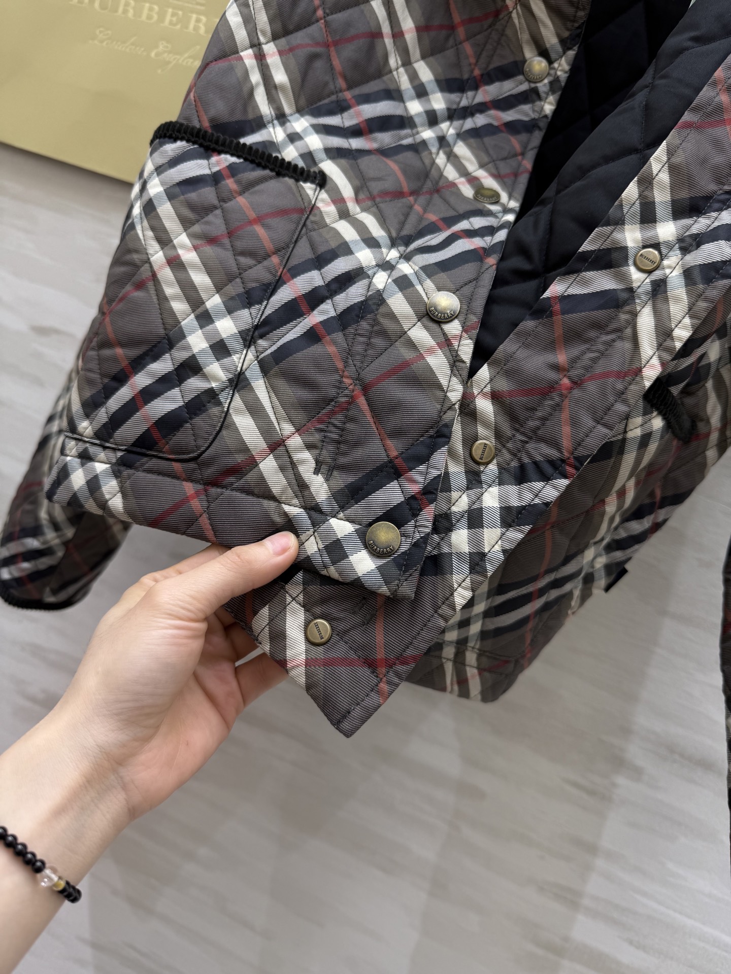 #Burberr♡ 松露棕格纹绗缝棉服 经典英伦格纹 复古色调 翻领设计超有气质！棉质面料柔软又保暖 秋