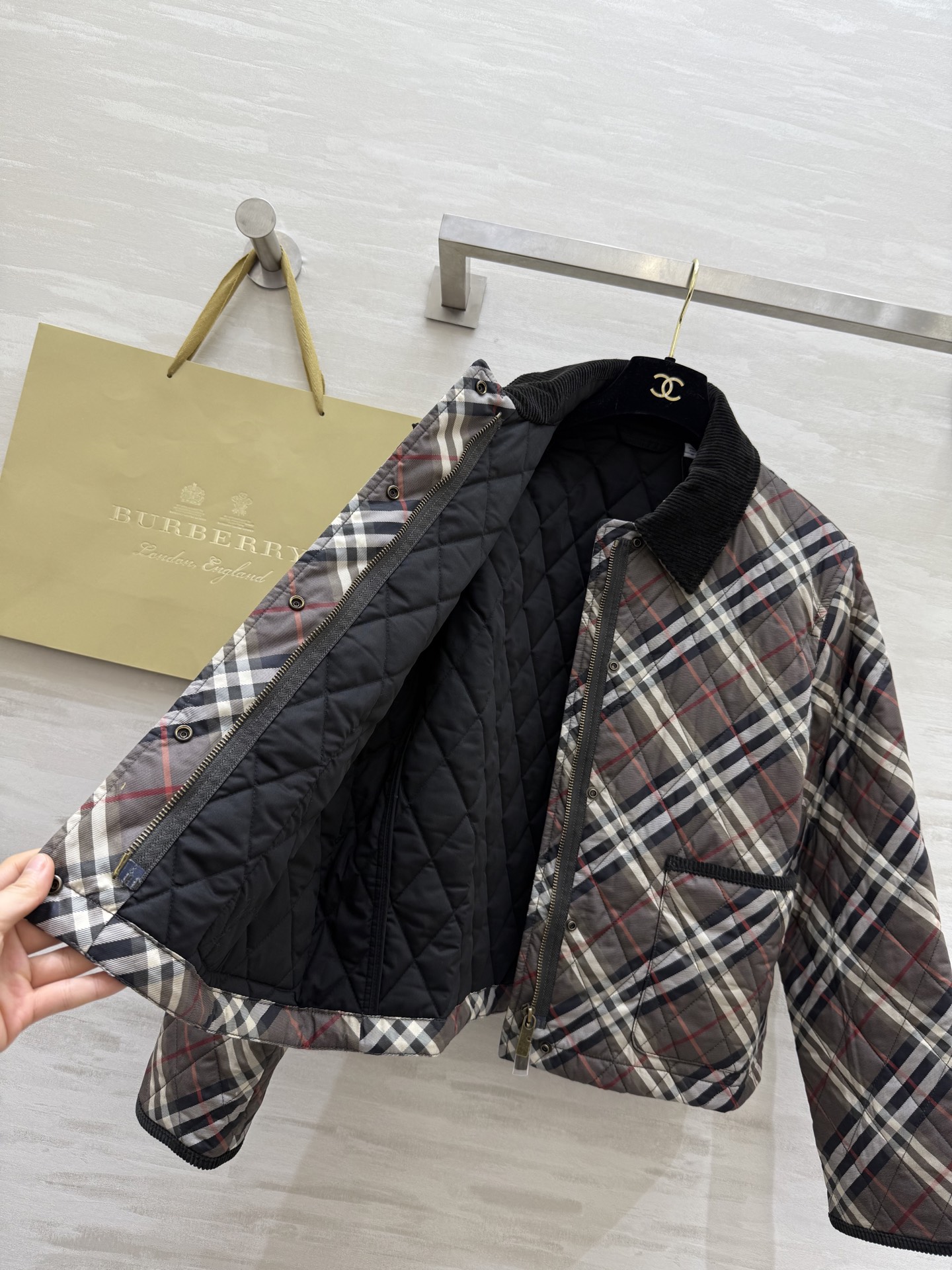 #Burberr♡ 松露棕格纹绗缝棉服 经典英伦格纹 复古色调 翻领设计超有气质！棉质面料柔软又保暖 秋