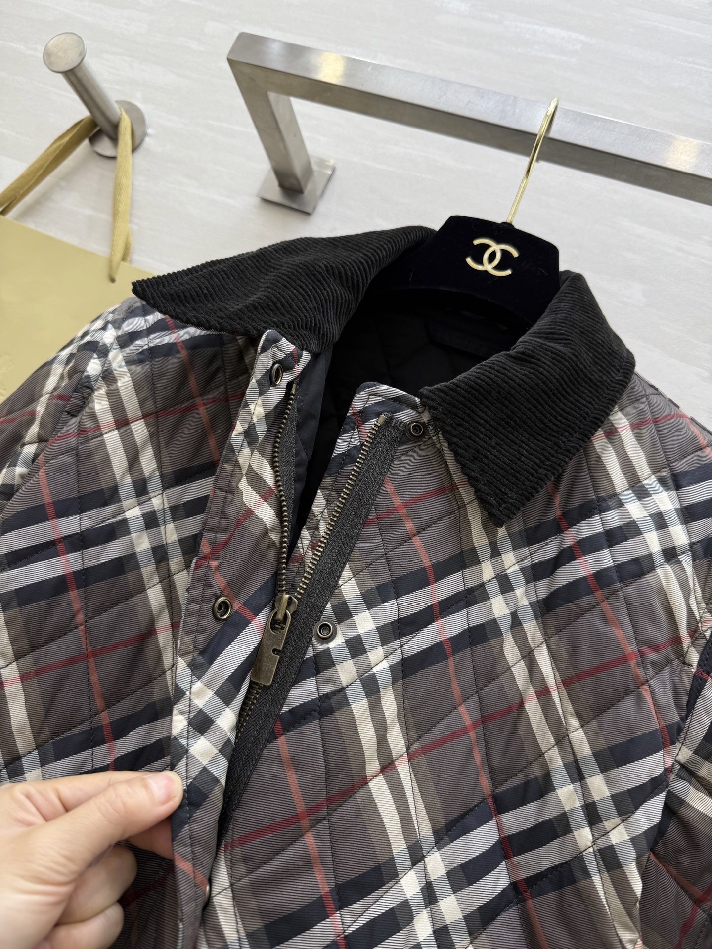 #Burberr♡ 松露棕格纹绗缝棉服 经典英伦格纹 复古色调 翻领设计超有气质！棉质面料柔软又保暖 秋