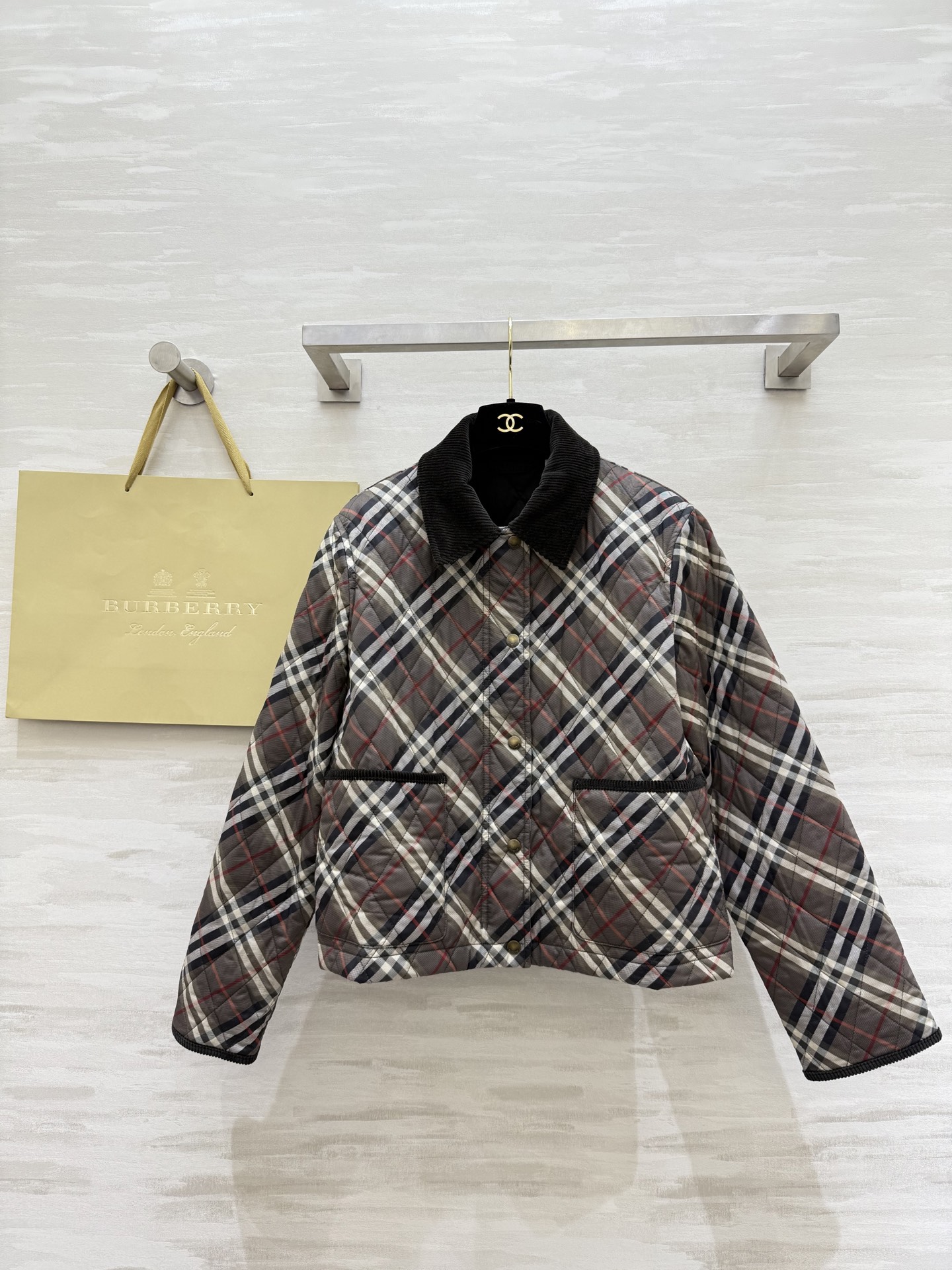 NO:676677,#Burberr Truffle Brown Plaid Quilted Cotton Jacket, Classic British Plaid, Retro Tones, Lapel Design Super Temperamental!  The cotton fabric is soft and warm. It is very suitable for autumn and winter. The short style is neatly cut. High-quality customization. Available in stock first size S/M/L/XL/XXL (M size shoulder width 40, bust 106, length 55), Burberry - Clothing, burberry,19860909#Burberr 松露棕格纹绗缝棉服 经典英伦格纹 复古色调 翻领设计超有气质！棉质面料柔软又保暖 秋冬穿超合适 短款剪裁利落 高品质定制 现货首发sizeS/M/L/XL/XXL（M码肩宽40,胸围106,衣长55）,博柏利-服装,burberry,,Women's clothing