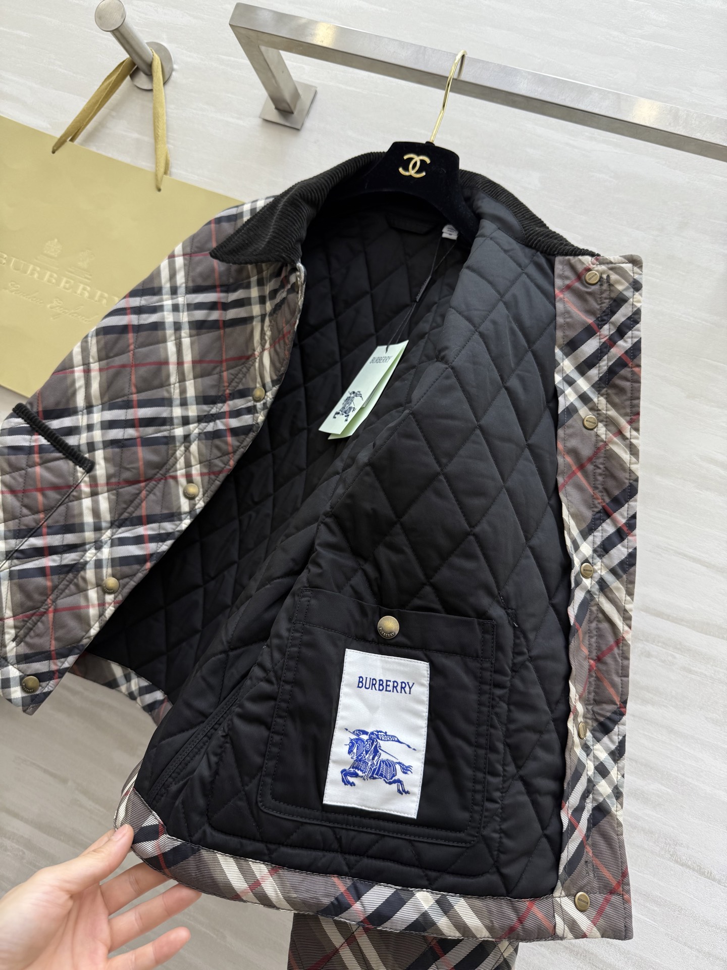 #Burberr♡ 松露棕格纹绗缝棉服 经典英伦格纹 复古色调 翻领设计超有气质！棉质面料柔软又保暖 秋