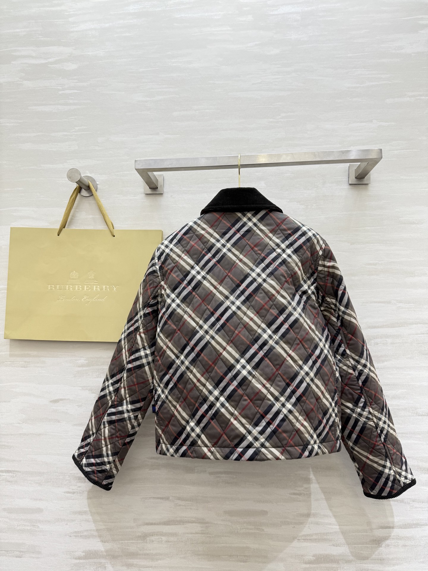 #Burberr♡ 松露棕格纹绗缝棉服 经典英伦格纹 复古色调 翻领设计超有气质！棉质面料柔软又保暖 秋