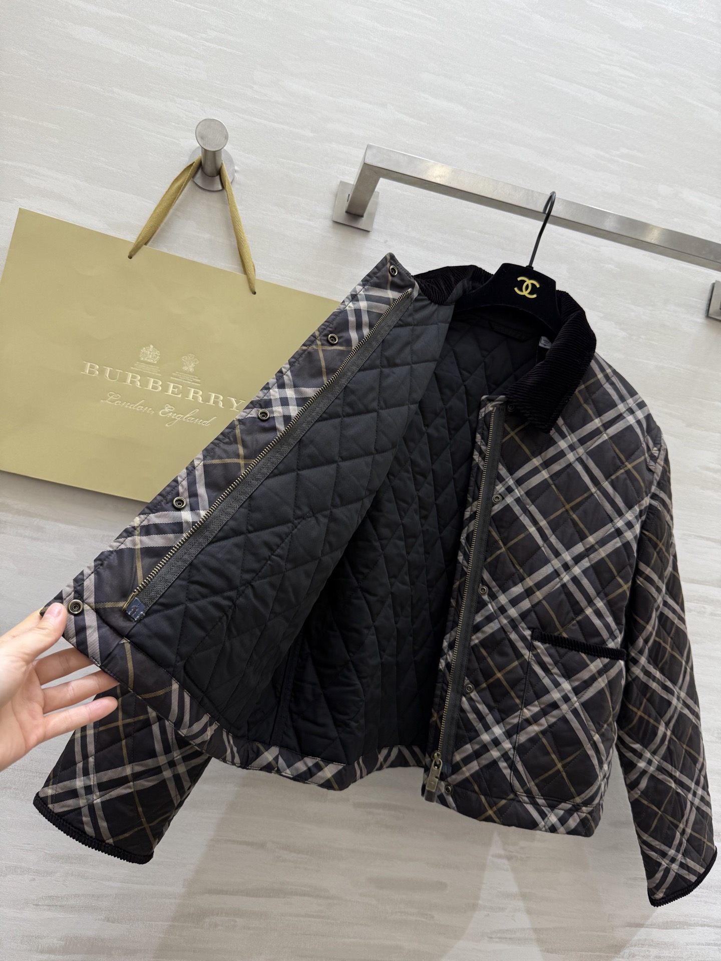 #Burberr♡ 松露棕格纹绗缝棉服 经典英伦格纹 复古色调 翻领设计超有气质！棉质面料柔软又保暖 秋