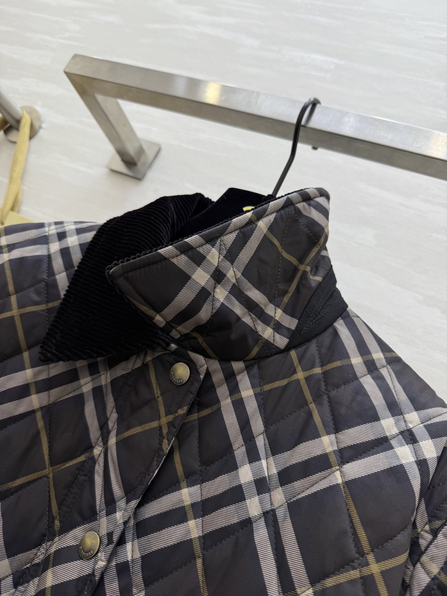 #Burberr♡ 松露棕格纹绗缝棉服 经典英伦格纹 复古色调 翻领设计超有气质！棉质面料柔软又保暖 秋