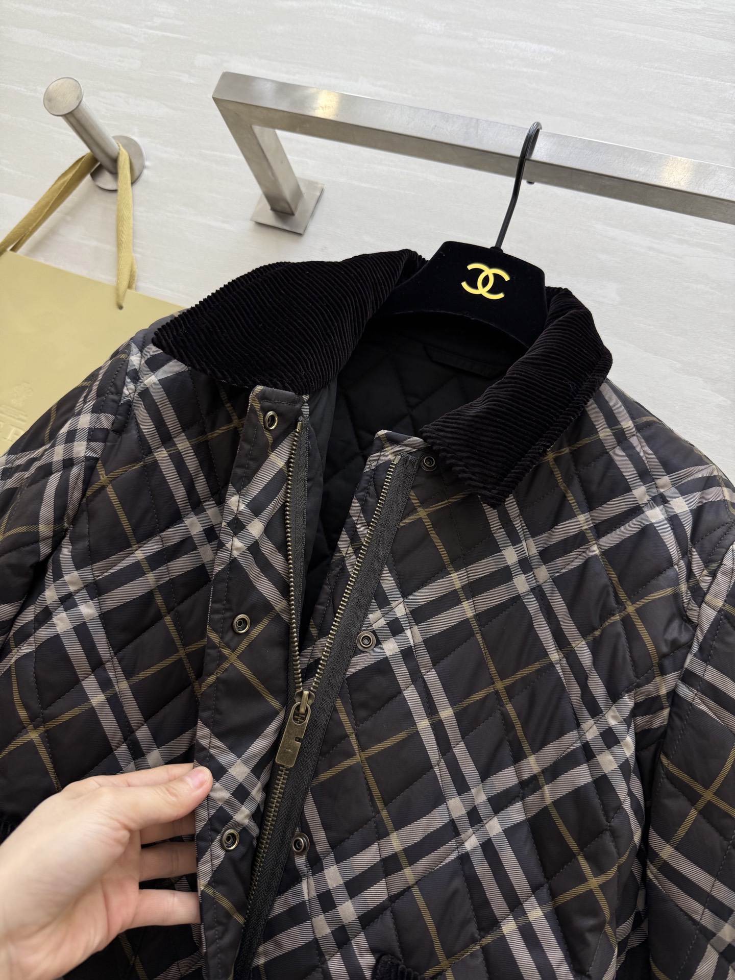 #Burberr♡ 松露棕格纹绗缝棉服 经典英伦格纹 复古色调 翻领设计超有气质！棉质面料柔软又保暖 秋