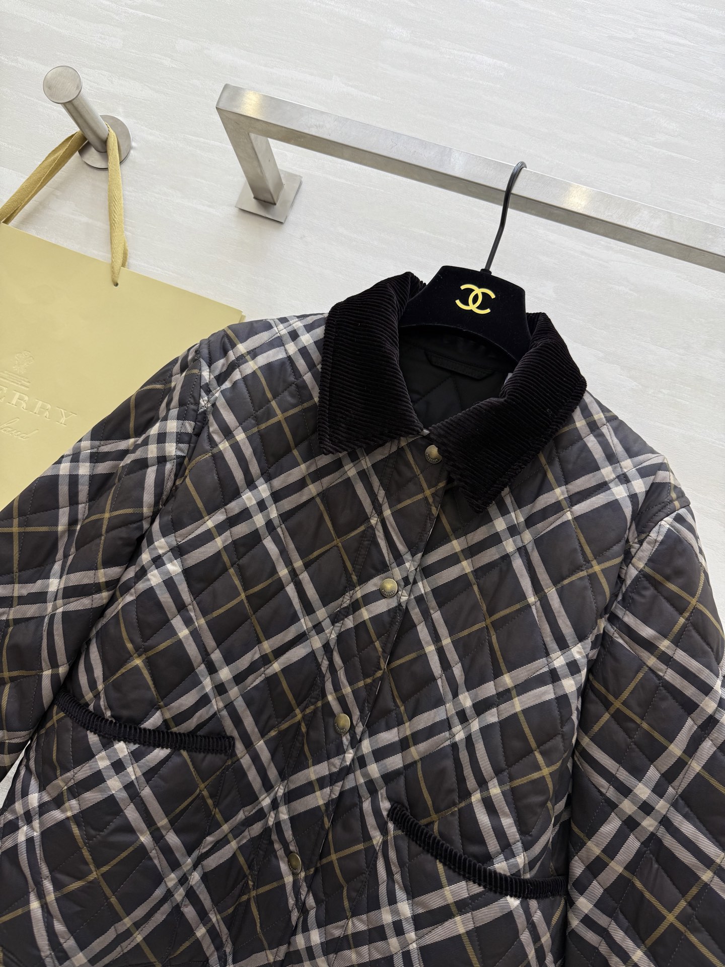 #Burberr♡ 松露棕格纹绗缝棉服 经典英伦格纹 复古色调 翻领设计超有气质！棉质面料柔软又保暖 秋