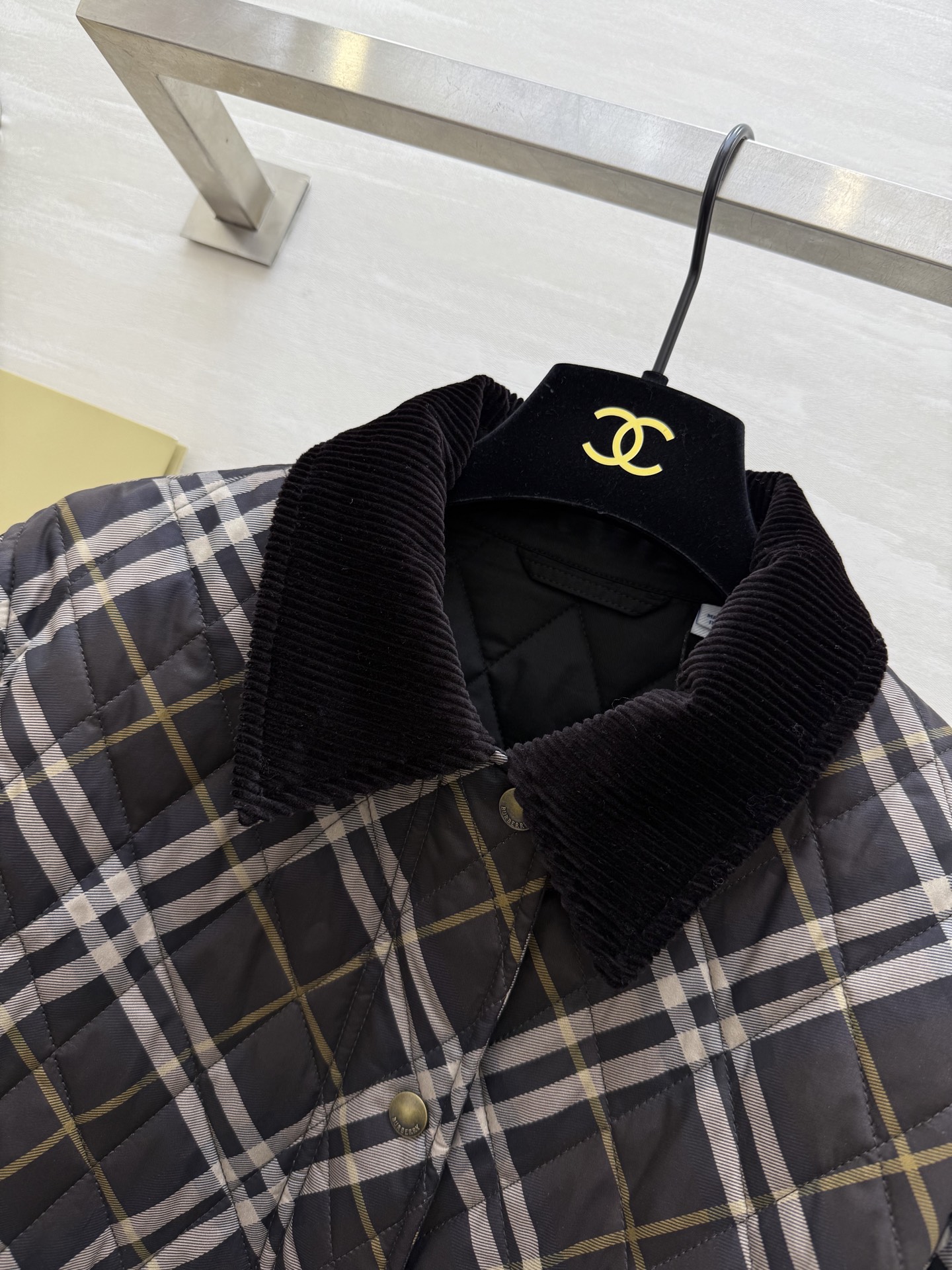 #Burberr♡ 松露棕格纹绗缝棉服 经典英伦格纹 复古色调 翻领设计超有气质！棉质面料柔软又保暖 秋