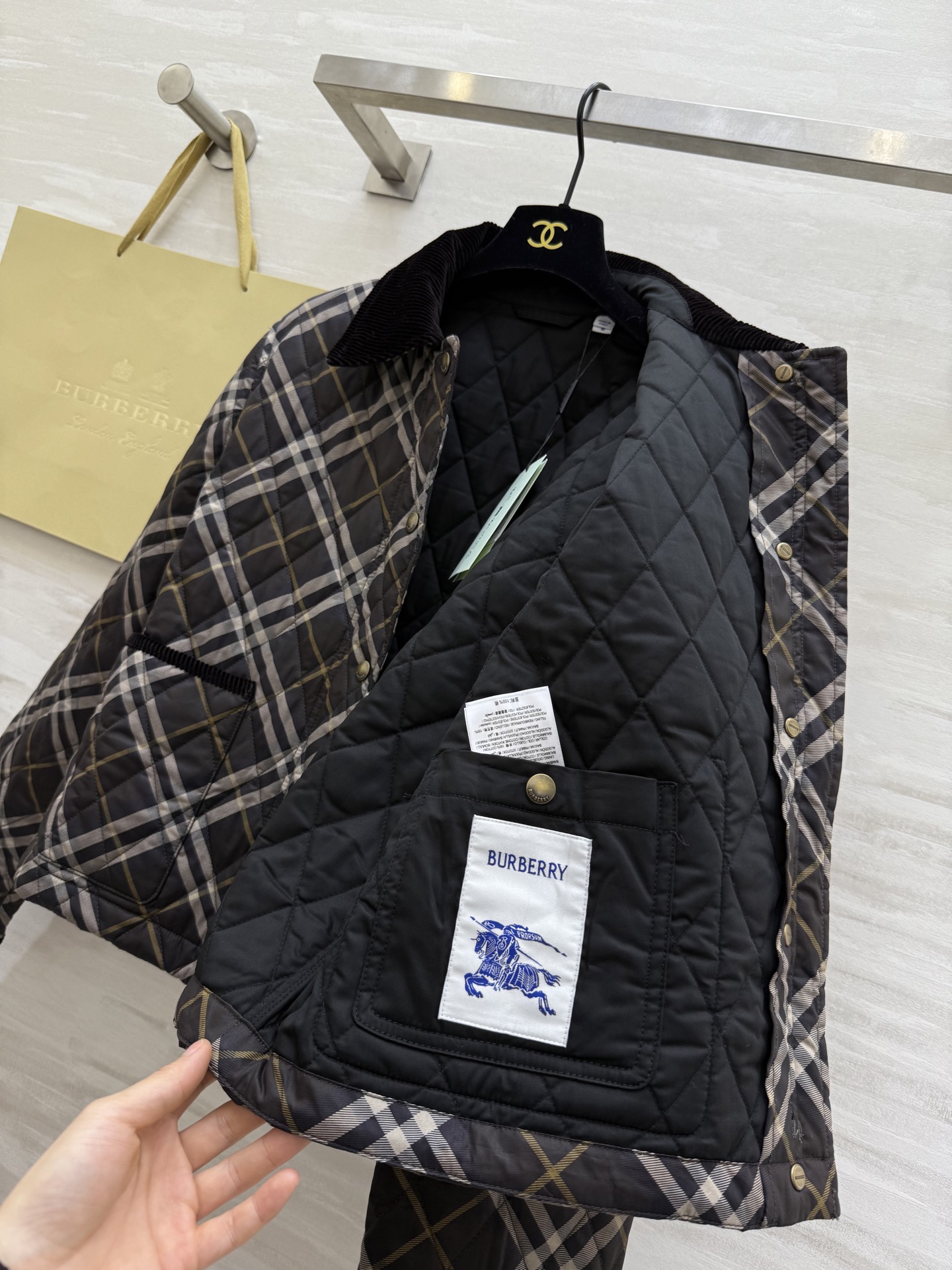 #Burberr♡ 松露棕格纹绗缝棉服 经典英伦格纹 复古色调 翻领设计超有气质！棉质面料柔软又保暖 秋