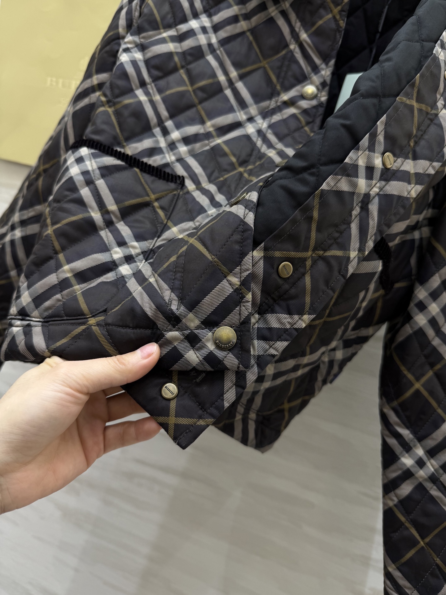 #Burberr♡ 松露棕格纹绗缝棉服 经典英伦格纹 复古色调 翻领设计超有气质！棉质面料柔软又保暖 秋