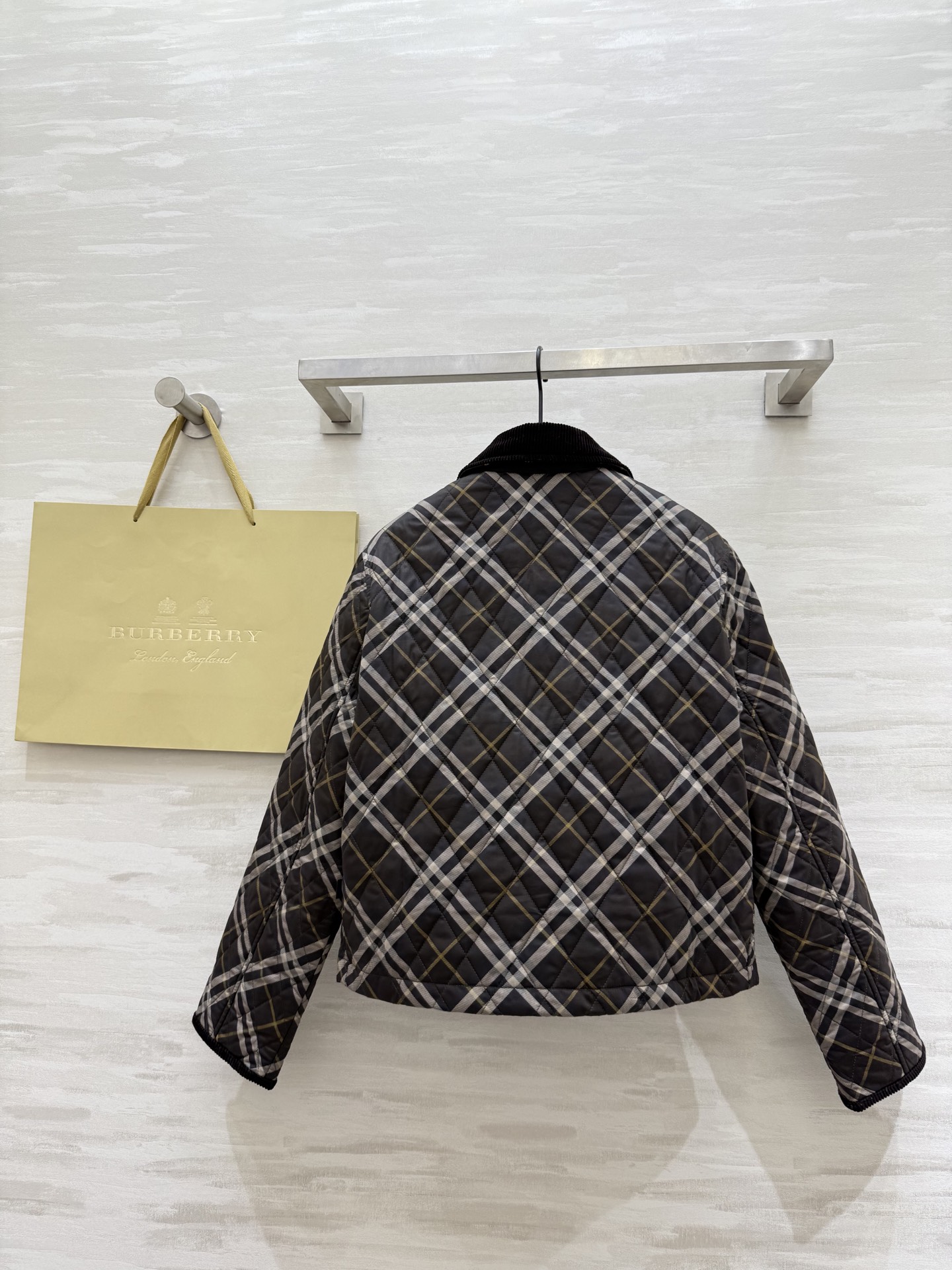 #Burberr♡ 松露棕格纹绗缝棉服 经典英伦格纹 复古色调 翻领设计超有气质！棉质面料柔软又保暖 秋