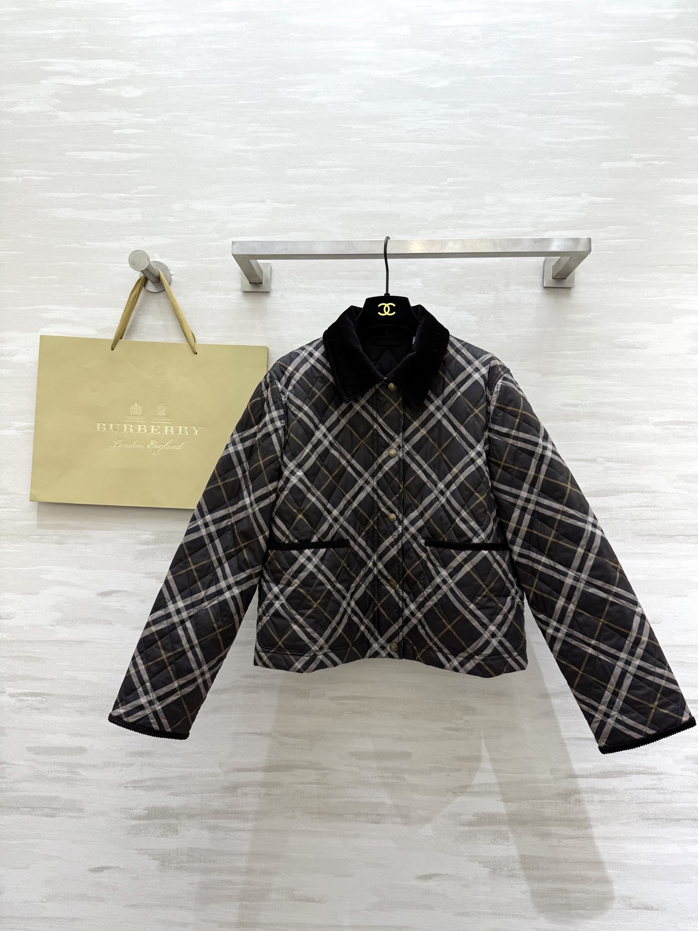 NO:676681,#Burberr Truffle Brown Plaid Quilted Cotton Jacket, Classic British Plaid, Retro Tones, Lapel Design Super Temperamental!  The cotton fabric is soft and warm. It is very suitable for autumn and winter. The short style is neatly cut. High-quality customization. Available in stock first size S/M/L/XL/XXL (M size shoulder width 40, bust 106, length 55), Burberry - Clothing, burberry,19860909#Burberr 松露棕格纹绗缝棉服 经典英伦格纹 复古色调 翻领设计超有气质！棉质面料柔软又保暖 秋冬穿超合适 短款剪裁利落 高品质定制 现货首发sizeS/M/L/XL/XXL（M码肩宽40,胸围106,衣长55）,博柏利-服装,burberry,,Women's clothing