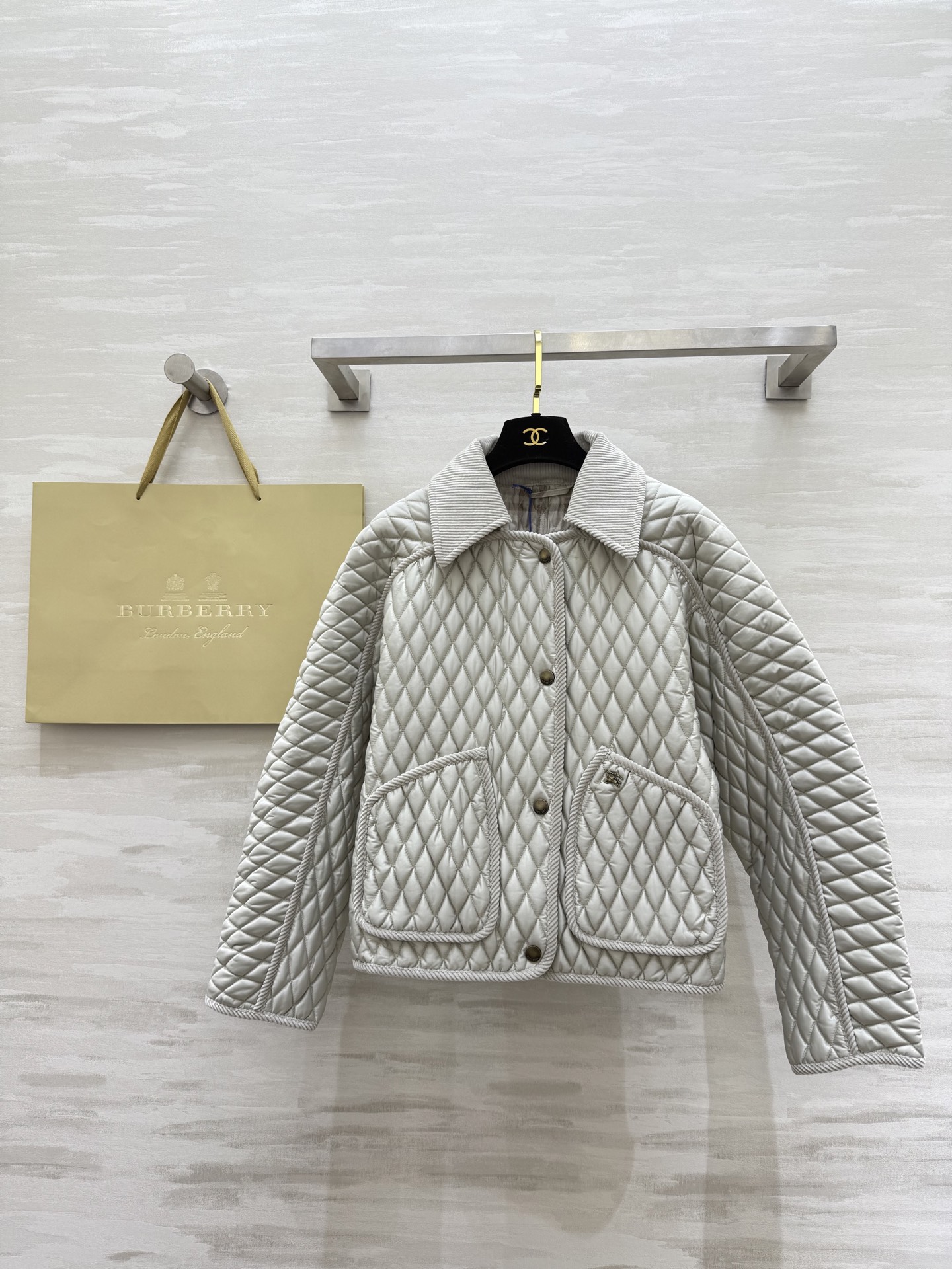 NO:676673,#Burberr quilted quilted jacket. Play with style between British plaid and textured items. Quilted quilted wear is a fashionable interpretation of autumn and winter atmosphere. High-quality customization. Available in stock first size S/M/L/XL (S size bust 94, length 55), Burberry - Clothing, burberry, jackets & coats,19860909#Burberr绗缝夹棉外套 在英伦格纹与质感单品间玩转风格 夹棉穿搭秋冬氛围感的时尚演绎 高品质定制 现货首发sizeS/M/L/XL（s码胸围94,衣长55）,博柏利-服装,burberry,jackets & coats,,Women's clothing