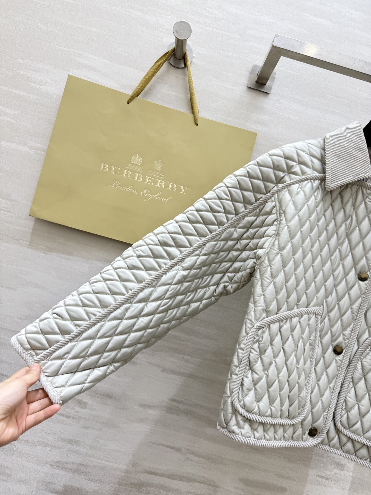 #Burberr♡绗缝夹棉外套 🍂在英伦格纹与质感单品间玩转风格夹棉穿搭💯秋冬氛围感的时尚演绎高品质定制