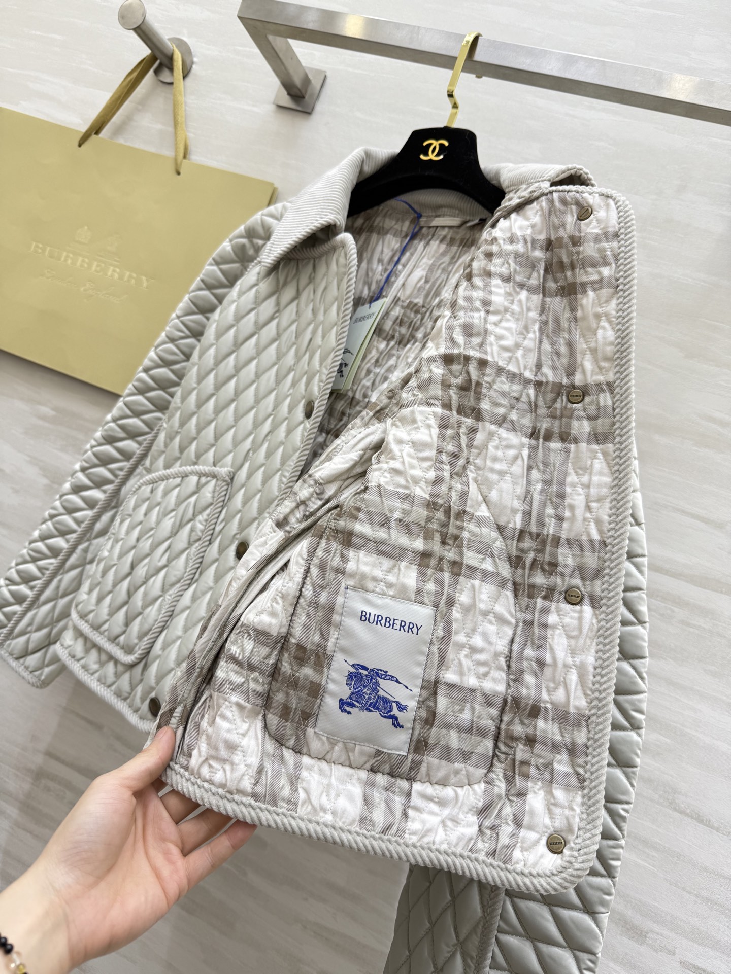 #Burberr♡绗缝夹棉外套 🍂在英伦格纹与质感单品间玩转风格夹棉穿搭💯秋冬氛围感的时尚演绎高品质定制