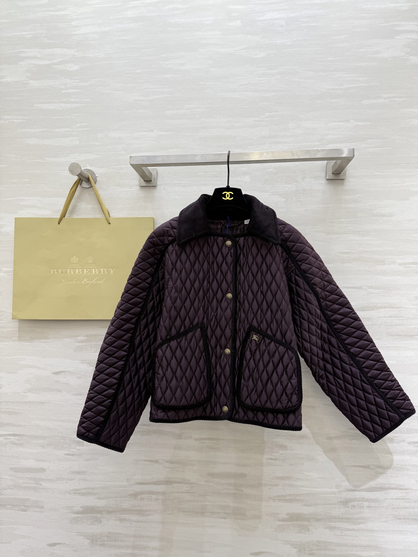 NO:676669,#Burberr quilted quilted jacket. Play with style between British plaid and textured items. Quilted quilted wear is a fashionable interpretation of autumn and winter atmosphere. High-quality customization. Available in stock first size S/M/L/XL (S size bust 94, length 55), Burberry - Clothing, burberry, jackets & coats,19860909#Burberr绗缝夹棉外套 在英伦格纹与质感单品间玩转风格 夹棉穿搭秋冬氛围感的时尚演绎 高品质定制 现货首发sizeS/M/L/XL（s码胸围94,衣长55）,博柏利-服装,burberry,jackets & coats,,Women's clothing