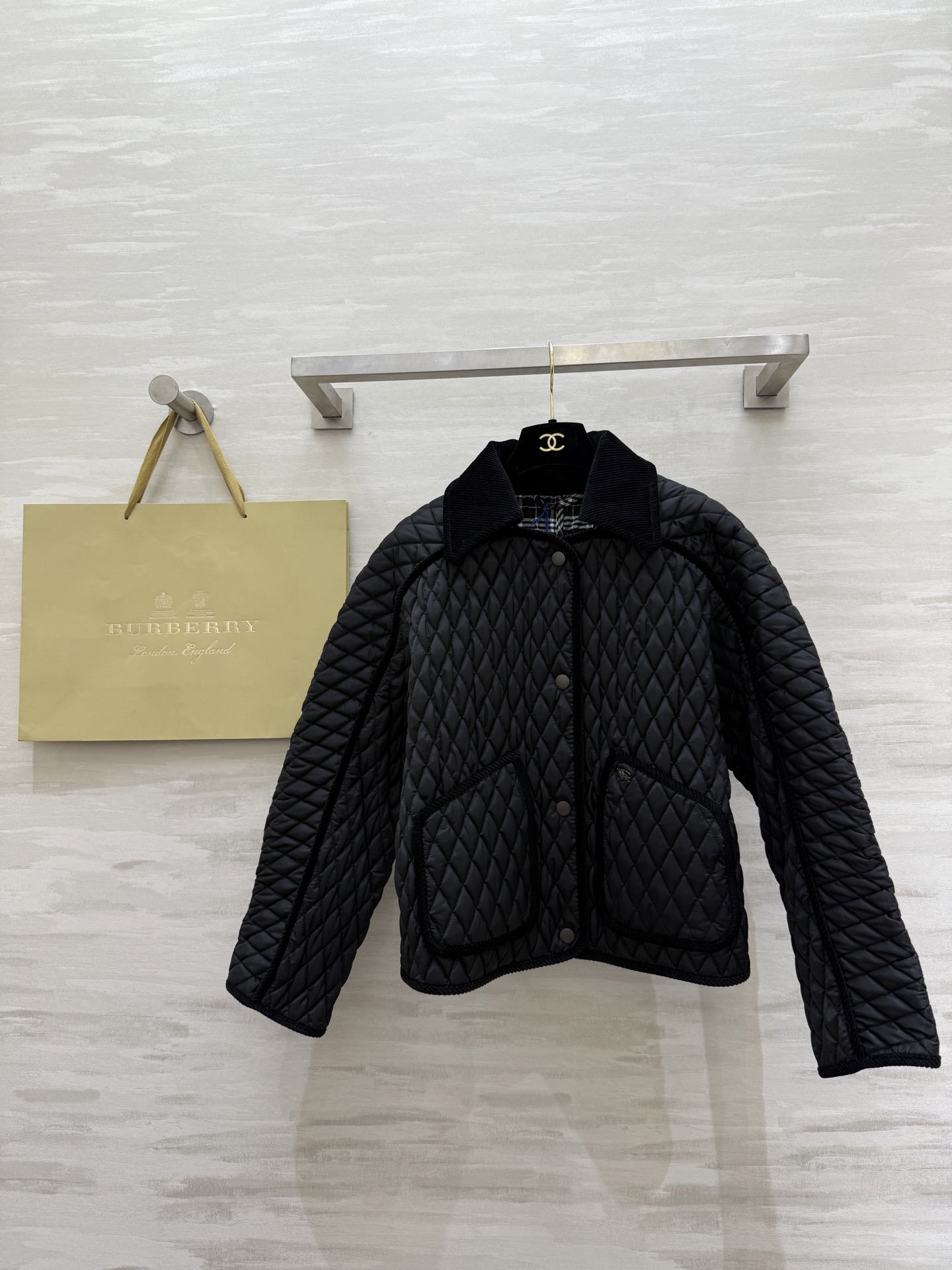 NO:676672,#Burberr quilted quilted jacket. Play with style between British plaid and textured items. Quilted quilted wear is a fashionable interpretation of autumn and winter atmosphere. High-quality customization. Available in stock first size S/M/L/XL (S size bust 94, length 55), Burberry - Clothing, burberry, jackets & coats,19860909#Burberr绗缝夹棉外套 在英伦格纹与质感单品间玩转风格 夹棉穿搭秋冬氛围感的时尚演绎 高品质定制 现货首发sizeS/M/L/XL（s码胸围94,衣长55）,博柏利-服装,burberry,jackets & coats,,Women's clothing
