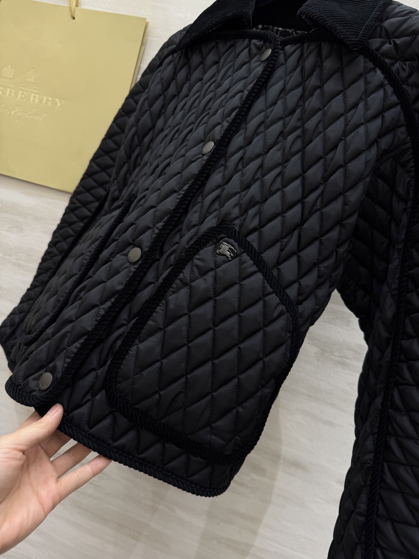 #Burberr♡绗缝夹棉外套 🍂在英伦格纹与质感单品间玩转风格夹棉穿搭💯秋冬氛围感的时尚演绎高品质定制