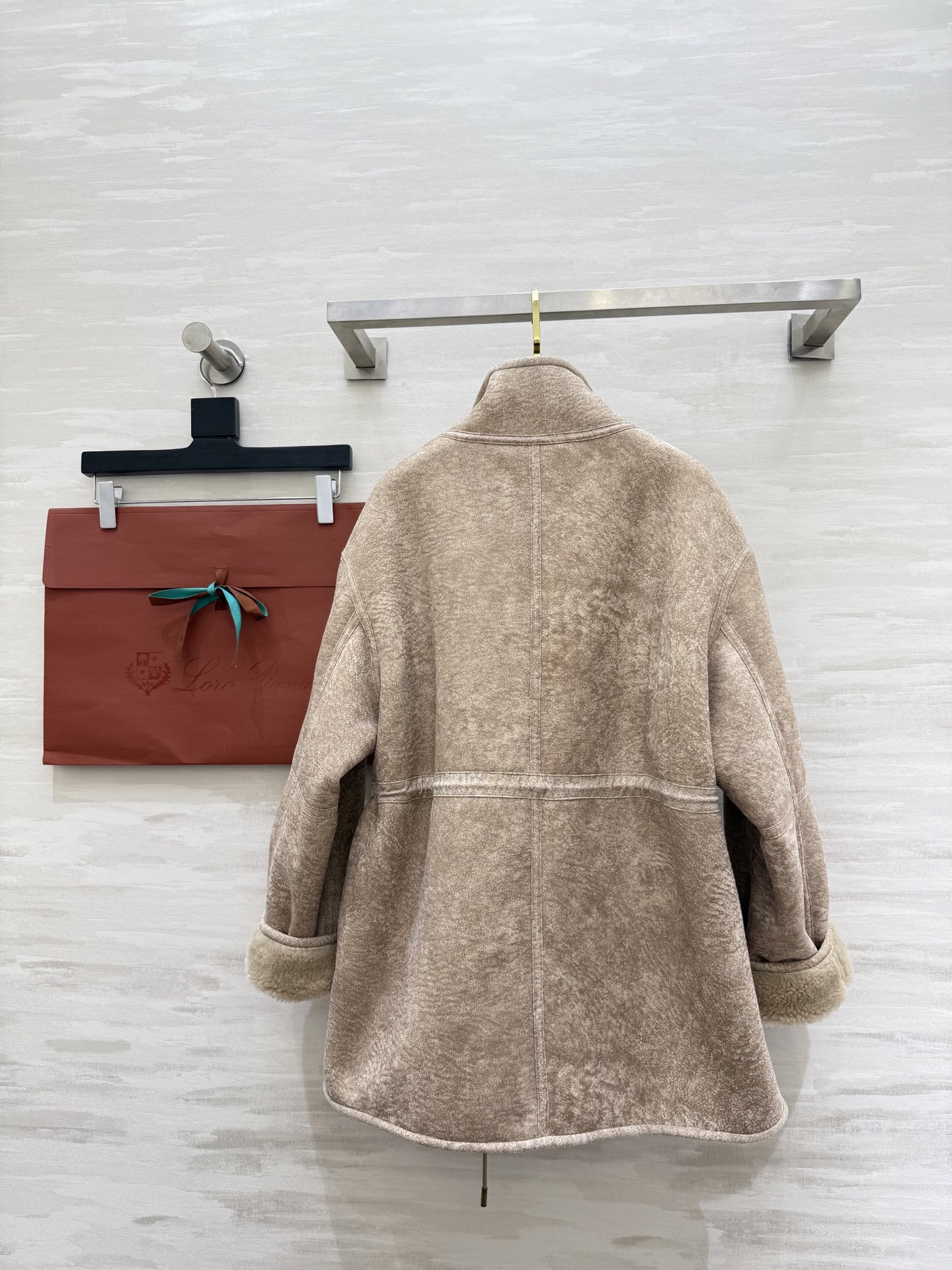 Loro Pian♡环保皮毛外套 外层麂皮绒 低调的哑光感 复古又有质感 内里皮毛一体 毛绒软软乎乎的 