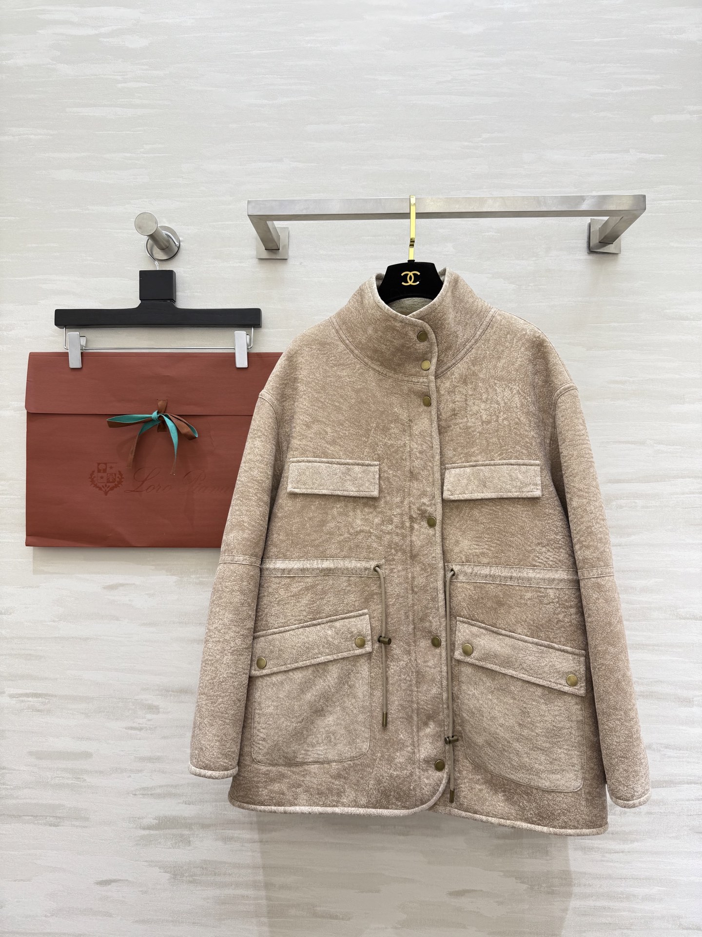 NO:676651,Loro Pian eco-friendly fur jacket, outer layer of suede, low-key matte feel, retro and texture, integrated fur inside, plush and soft, very comfortable to wear next to the body, high quality customization, available in stock first size S/M/L (S size shoulder width 53, bust 118, length 73), women's clothing, loro piana, jackets & coats, chamois leather,19860909Loro Pian环保皮毛外套 外层麂皮绒 低调的哑光感 复古又有质感 内里皮毛一体 毛绒软软乎乎的 贴身穿特别舒服 高品质定制 现货首发sizeS/M/L（s码肩宽53,胸围118,衣长73）,女装,loro piana,jackets & coats,chamois leather,,Women's clothing