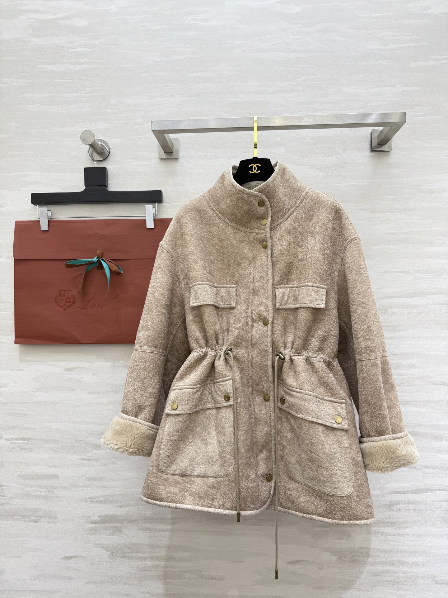 Loro Pian♡环保皮毛外套 外层麂皮绒 低调的哑光感 复古又有质感 内里皮毛一体 毛绒软软乎乎的 