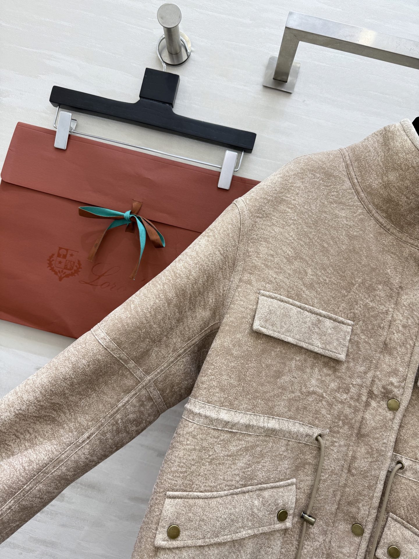 Loro Pian♡环保皮毛外套 外层麂皮绒 低调的哑光感 复古又有质感 内里皮毛一体 毛绒软软乎乎的 