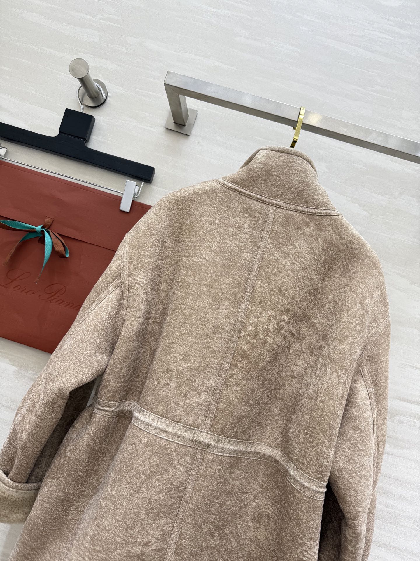 Loro Pian♡环保皮毛外套 外层麂皮绒 低调的哑光感 复古又有质感 内里皮毛一体 毛绒软软乎乎的 