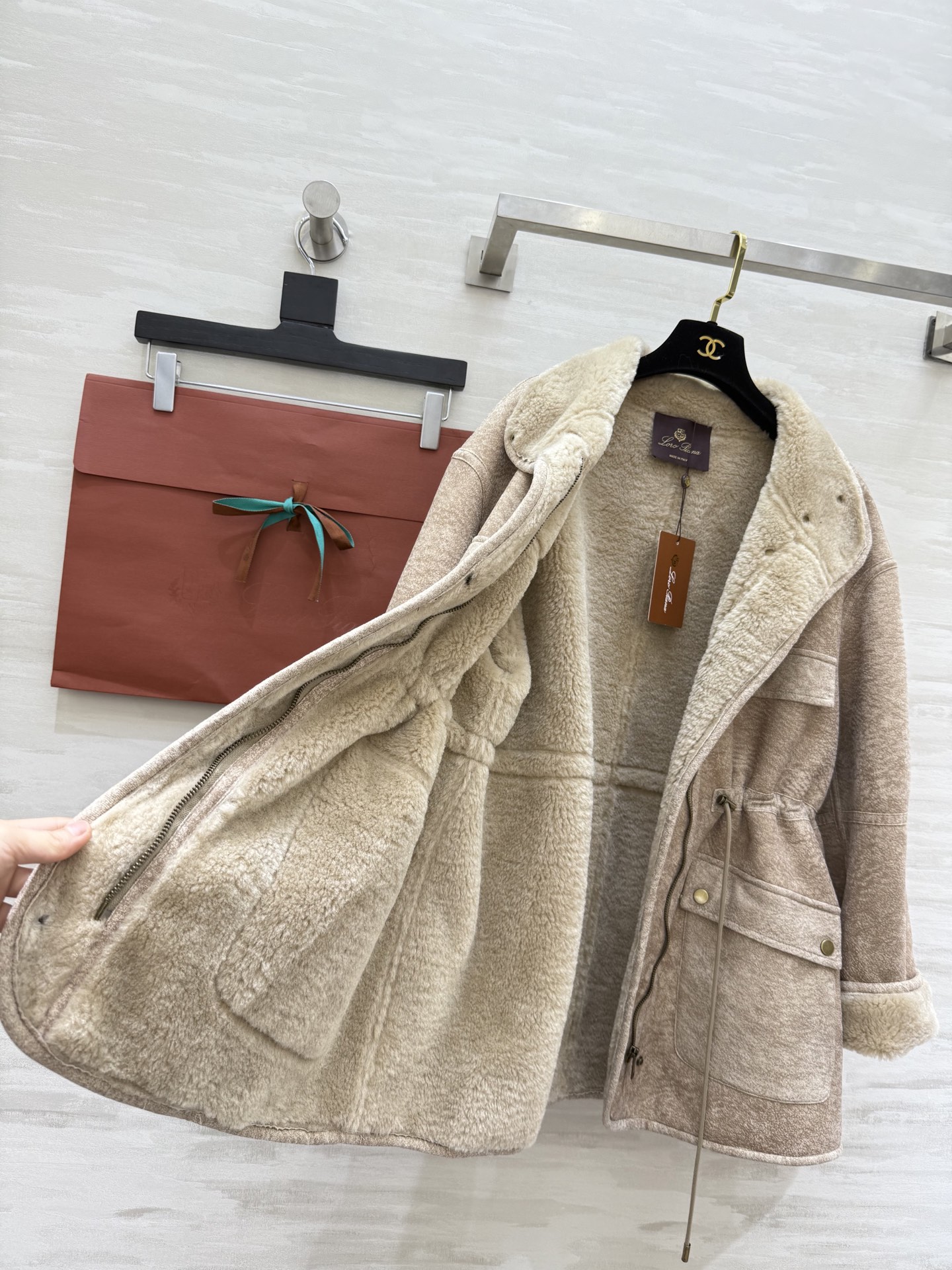 Loro Pian♡环保皮毛外套 外层麂皮绒 低调的哑光感 复古又有质感 内里皮毛一体 毛绒软软乎乎的 