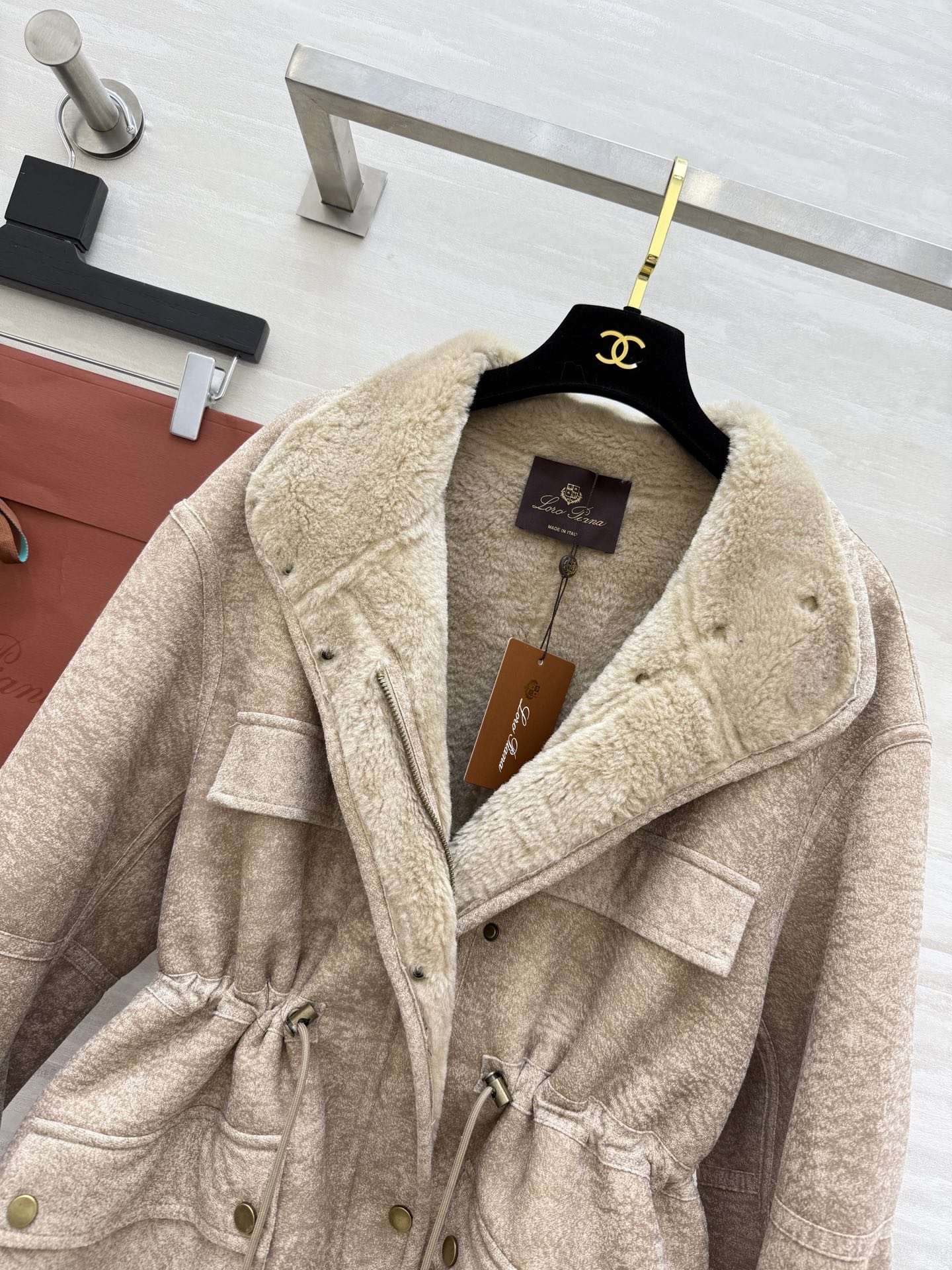 Loro Pian♡环保皮毛外套 外层麂皮绒 低调的哑光感 复古又有质感 内里皮毛一体 毛绒软软乎乎的 