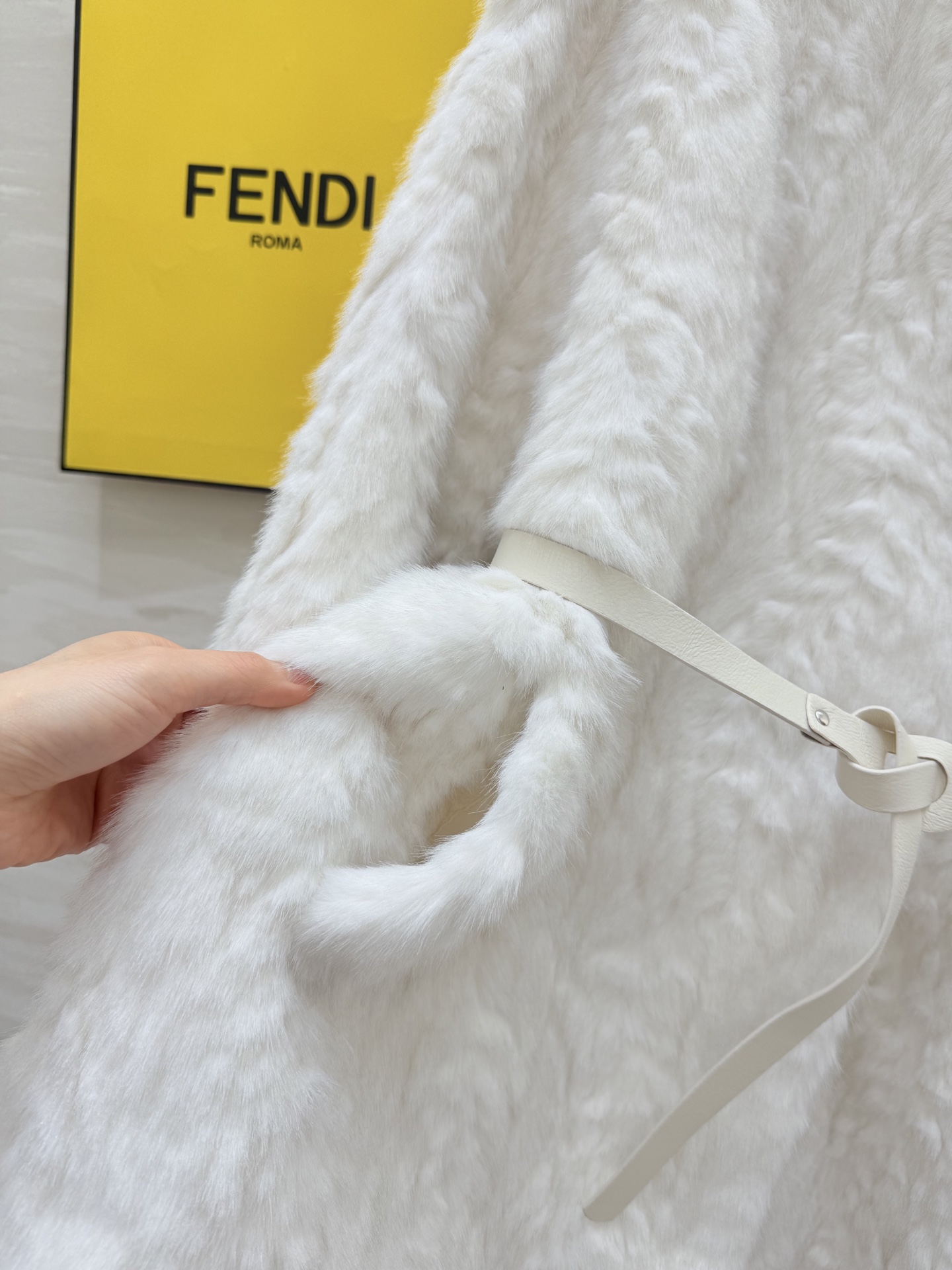 #FEND♡环保皮草外套 配送皮革绑带收腰显瘦 高品质定制 现货首发size：S/M/L（s码肩宽：50