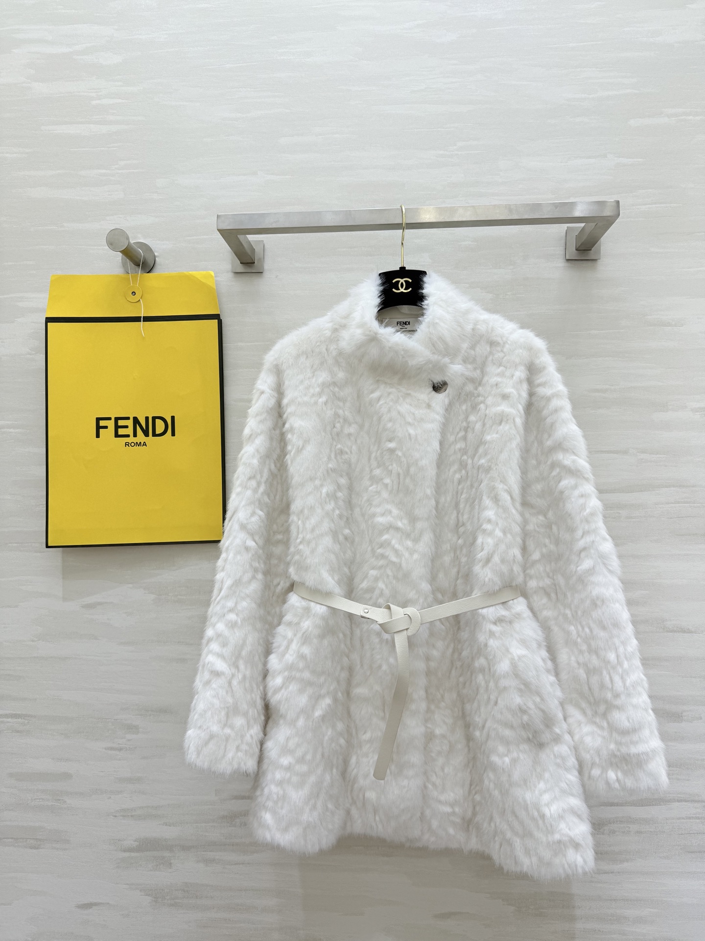 NO:676649,#FEND Eco-friendly fur jacket Delivered with leather straps to slim the waist High-quality customization Available in stock first size S/M/L (S size shoulder width 50, bust 118, length 76), Fendi-clothing, fendi, fendi, jackets & coats,19860909#FEND环保皮草外套 配送皮革绑带收腰显瘦 高品质定制 现货首发sizeS/M/L（s码肩宽50,胸围118,衣长76）,芬迪-服装,fendi,fendi,jackets & coats,,Women's clothing