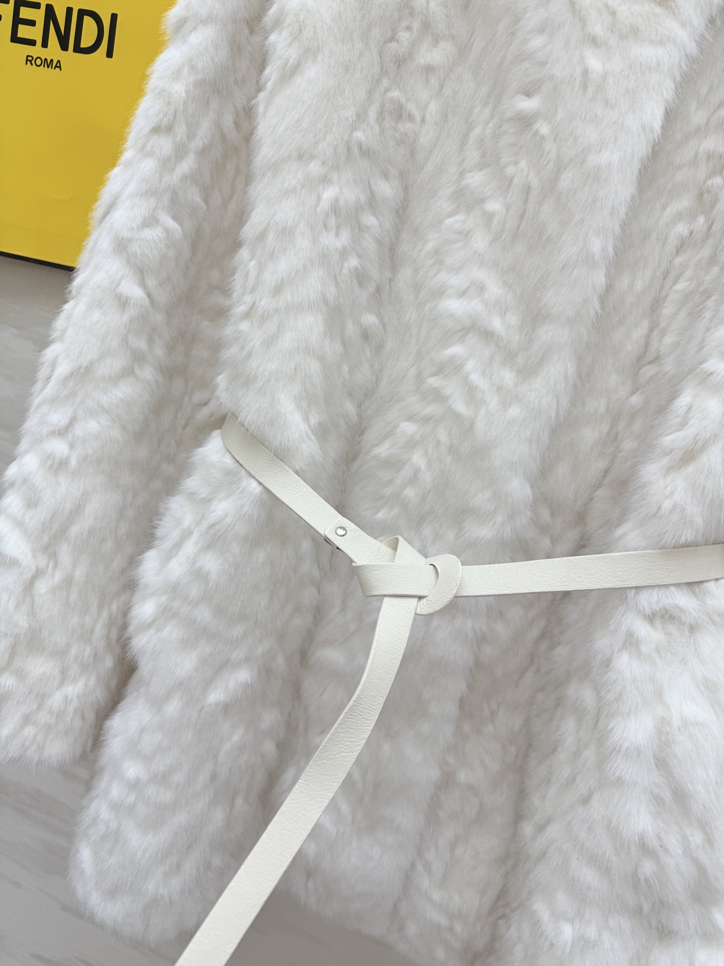 #FEND♡环保皮草外套 配送皮革绑带收腰显瘦 高品质定制 现货首发size：S/M/L（s码肩宽：50