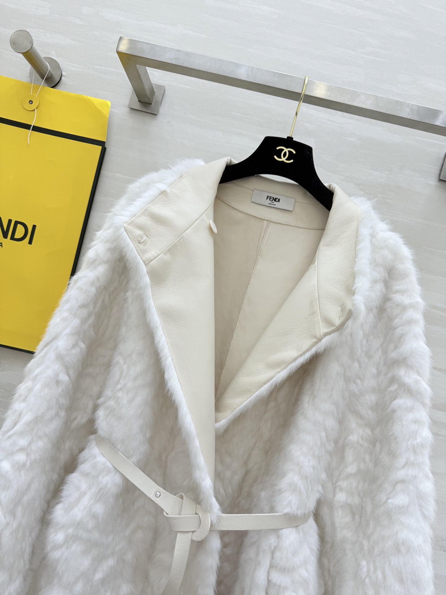 #FEND♡环保皮草外套 配送皮革绑带收腰显瘦 高品质定制 现货首发size：S/M/L（s码肩宽：50